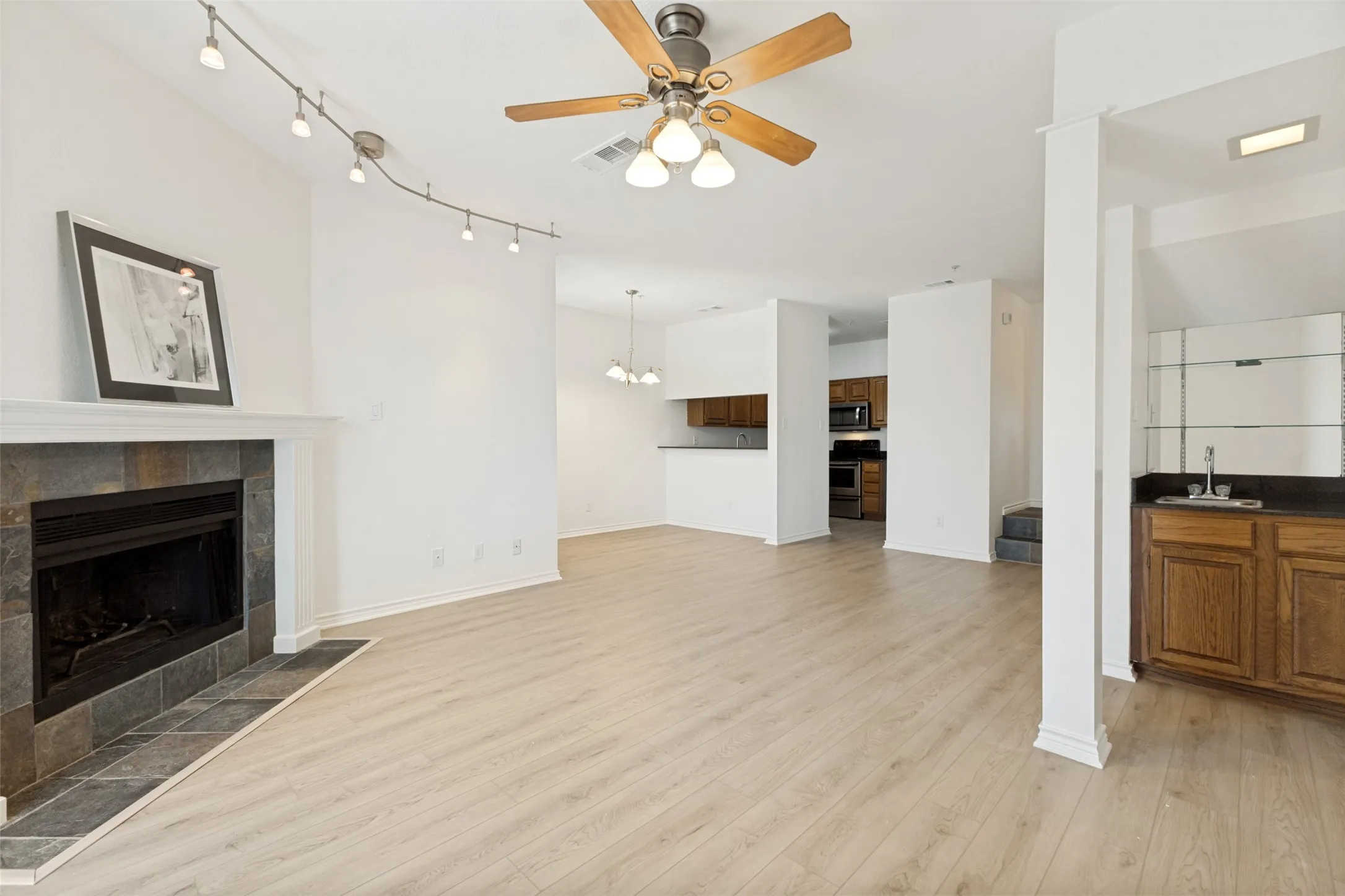 Condominium For Sale in Dallas County , 6006 Auburndale Avenue D, University Park, Texas 75205, 2 Bedroom, 3 Bathroom, 2 Garage spaces, 1,130 Sqft, built in 1985, mls#21321401, Real Estate Agent in University Park, Homes For Sale in Dallas county, Homes For Sale in University Park, Realtor in University Park Texas, Real Estate Brokerage Independent Realty Texas, Luminita Cordes Realtor