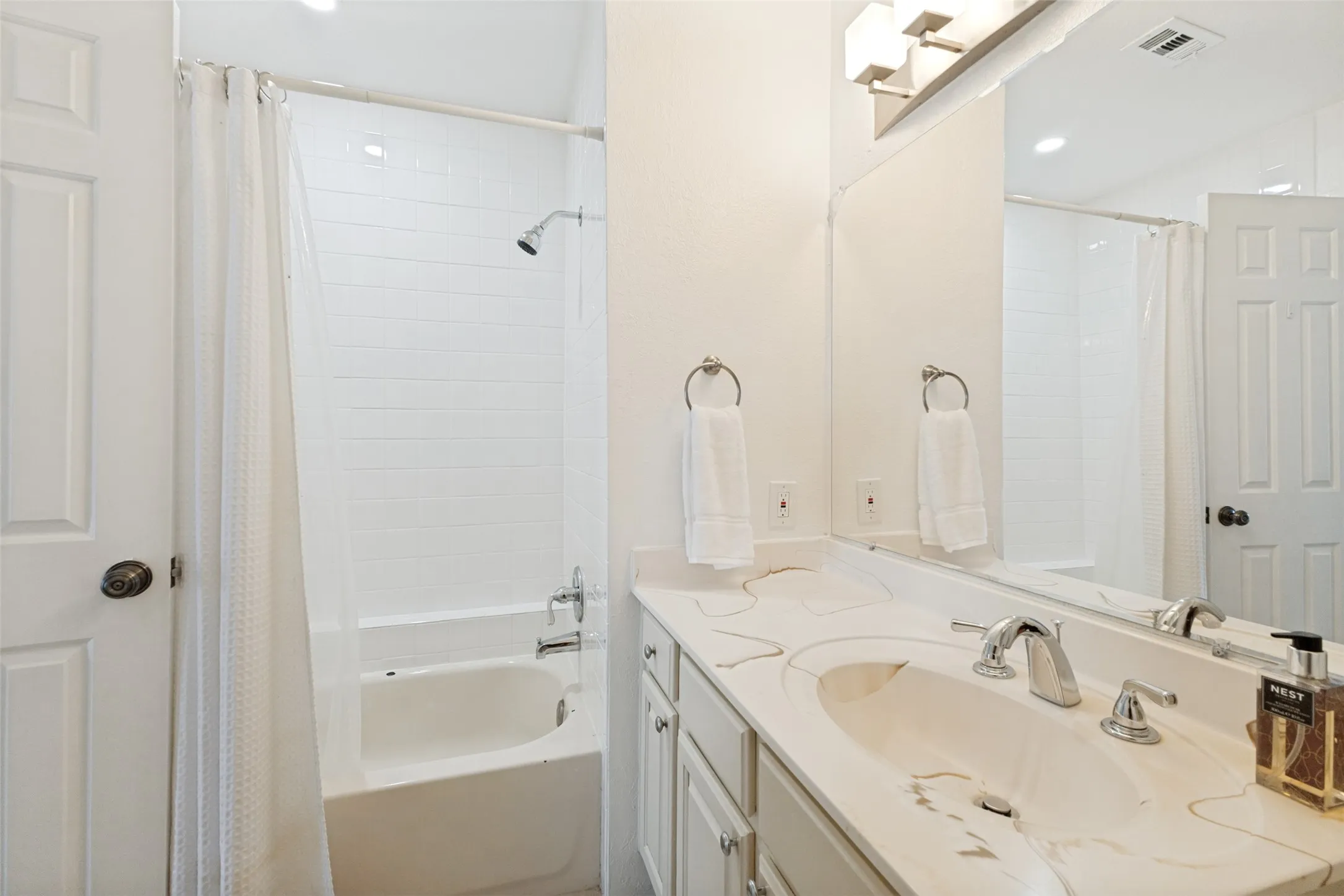 Condominium For Sale in Dallas County , 6006 Auburndale Avenue D, University Park, Texas 75205, 2 Bedroom, 3 Bathroom, 2 Garage spaces, 1,130 Sqft, built in 1985, mls#21321401, Real Estate Agent in University Park, Homes For Sale in Dallas county, Homes For Sale in University Park, Realtor in University Park Texas, Real Estate Brokerage Independent Realty Texas, Luminita Cordes Realtor