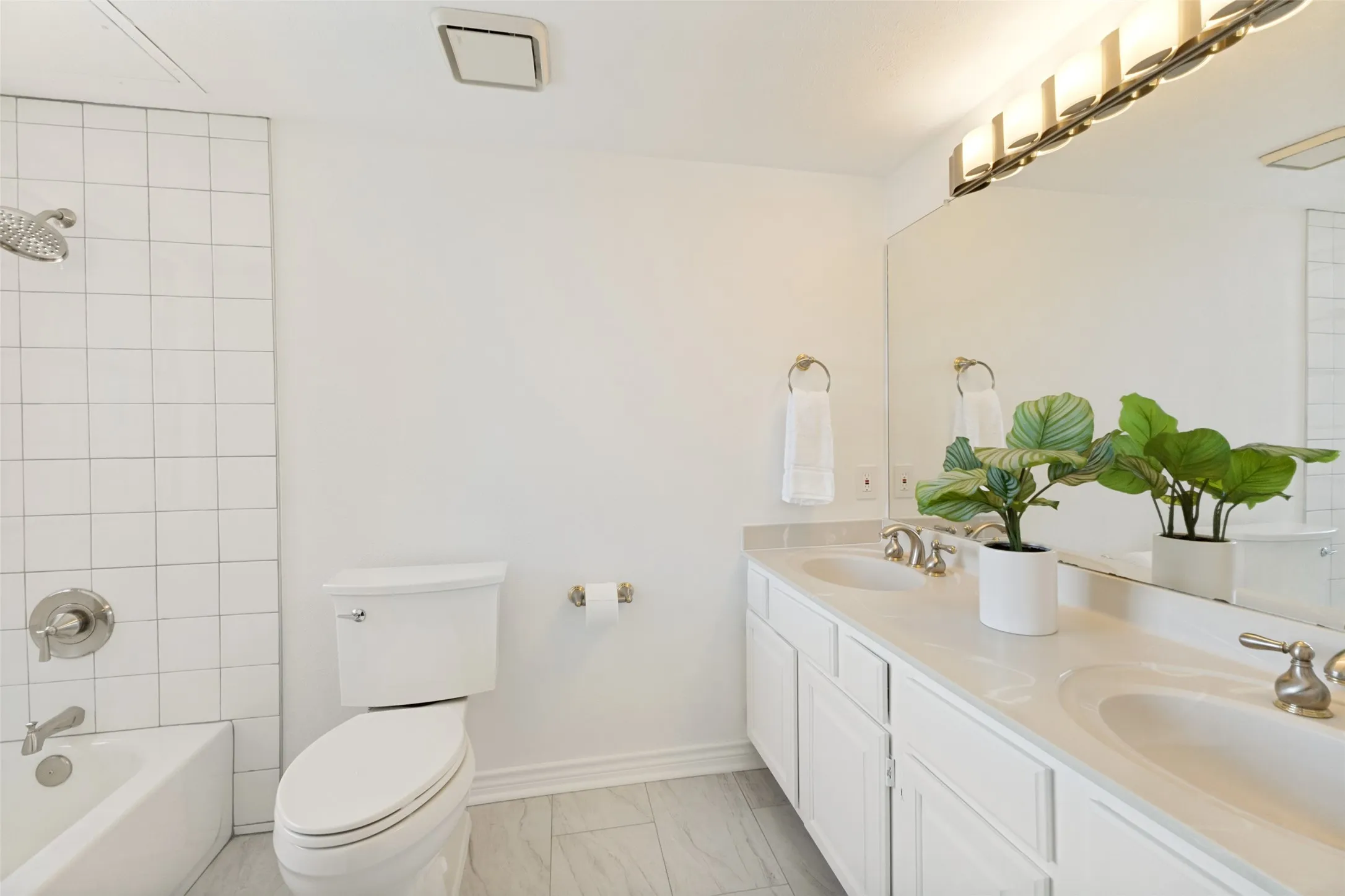 Condominium For Sale in Dallas County , 6006 Auburndale Avenue D, University Park, Texas 75205, 2 Bedroom, 3 Bathroom, 2 Garage spaces, 1,130 Sqft, built in 1985, mls#21321401, Real Estate Agent in University Park, Homes For Sale in Dallas county, Homes For Sale in University Park, Realtor in University Park Texas, Real Estate Brokerage Independent Realty Texas, Luminita Cordes Realtor