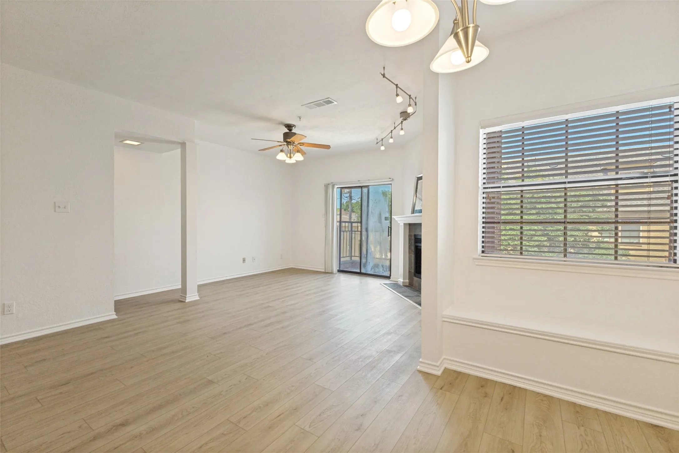 Condominium For Sale in Dallas County , 6006 Auburndale Avenue D, University Park, Texas 75205, 2 Bedroom, 3 Bathroom, 2 Garage spaces, 1,130 Sqft, built in 1985, mls#21321401, Real Estate Agent in University Park, Homes For Sale in Dallas county, Homes For Sale in University Park, Realtor in University Park Texas, Real Estate Brokerage Independent Realty Texas, Luminita Cordes Realtor