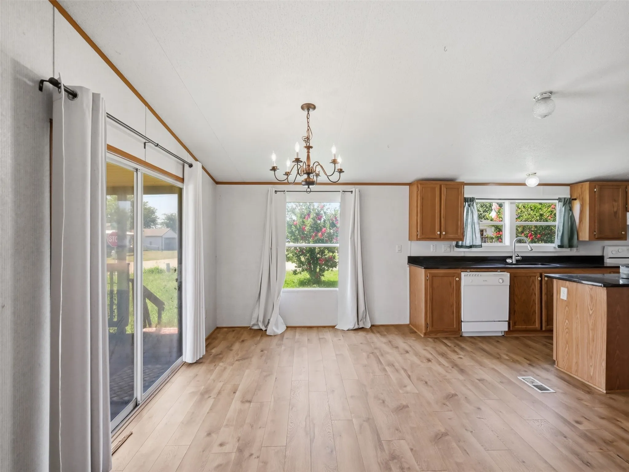 Manufactured Home For Sale in Collin County , 201 Oak Street, Blue Ridge, Texas 75424, 4 Bedroom, 2 Bathroom, Garage spaces, 1,876 Sqft, built in 1999, mls#21321202, Real Estate Agent in Blue Ridge, Homes For Sale in Collin county, Homes For Sale in Blue Ridge, Realtor in Blue Ridge Texas, Real Estate Brokerage Independent Realty Texas, Luminita Cordes Realtor