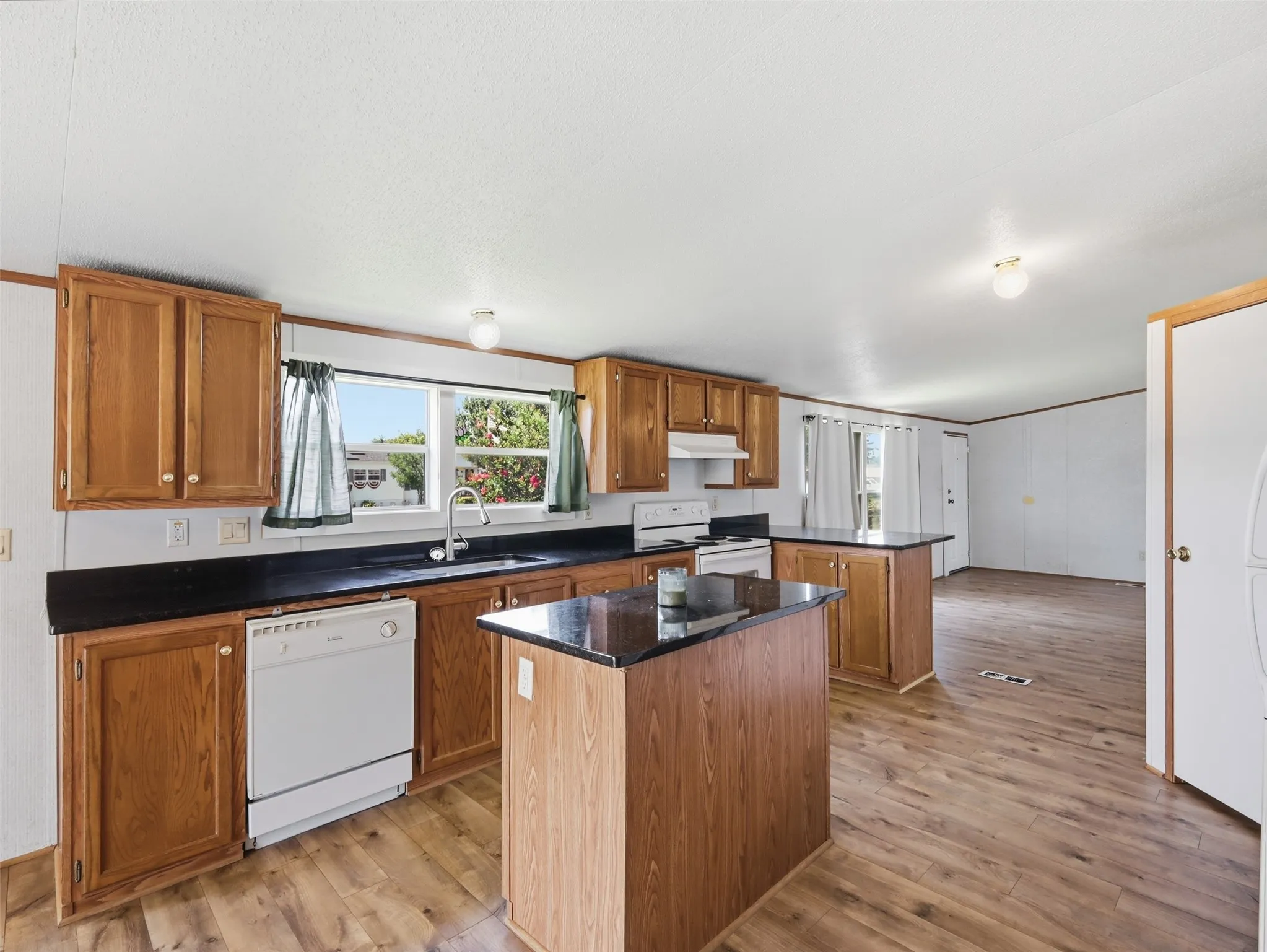 Manufactured Home For Sale in Collin County , 201 Oak Street, Blue Ridge, Texas 75424, 4 Bedroom, 2 Bathroom, Garage spaces, 1,876 Sqft, built in 1999, mls#21321202, Real Estate Agent in Blue Ridge, Homes For Sale in Collin county, Homes For Sale in Blue Ridge, Realtor in Blue Ridge Texas, Real Estate Brokerage Independent Realty Texas, Luminita Cordes Realtor