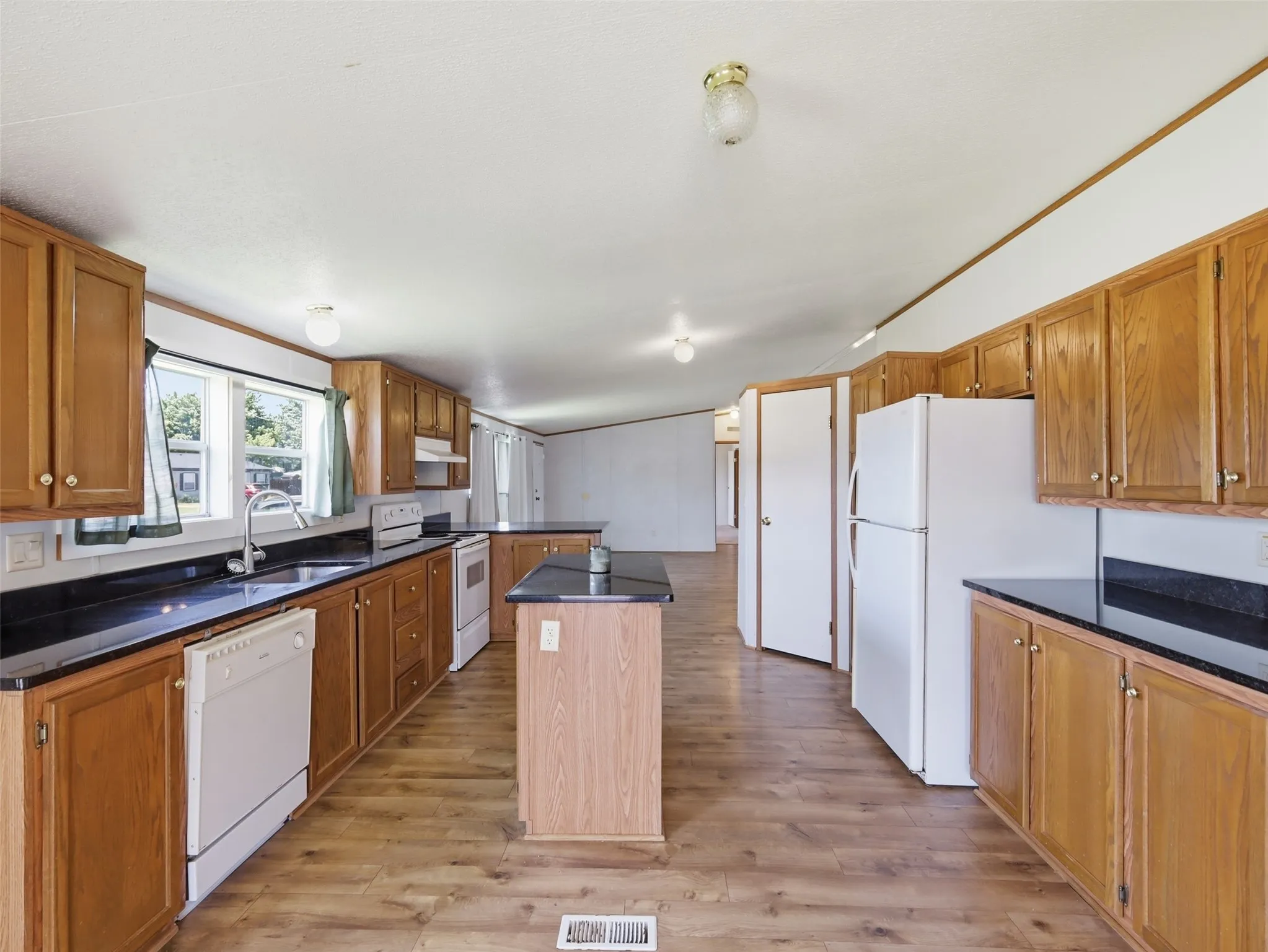 Manufactured Home For Sale in Collin County , 201 Oak Street, Blue Ridge, Texas 75424, 4 Bedroom, 2 Bathroom, Garage spaces, 1,876 Sqft, built in 1999, mls#21321202, Real Estate Agent in Blue Ridge, Homes For Sale in Collin county, Homes For Sale in Blue Ridge, Realtor in Blue Ridge Texas, Real Estate Brokerage Independent Realty Texas, Luminita Cordes Realtor