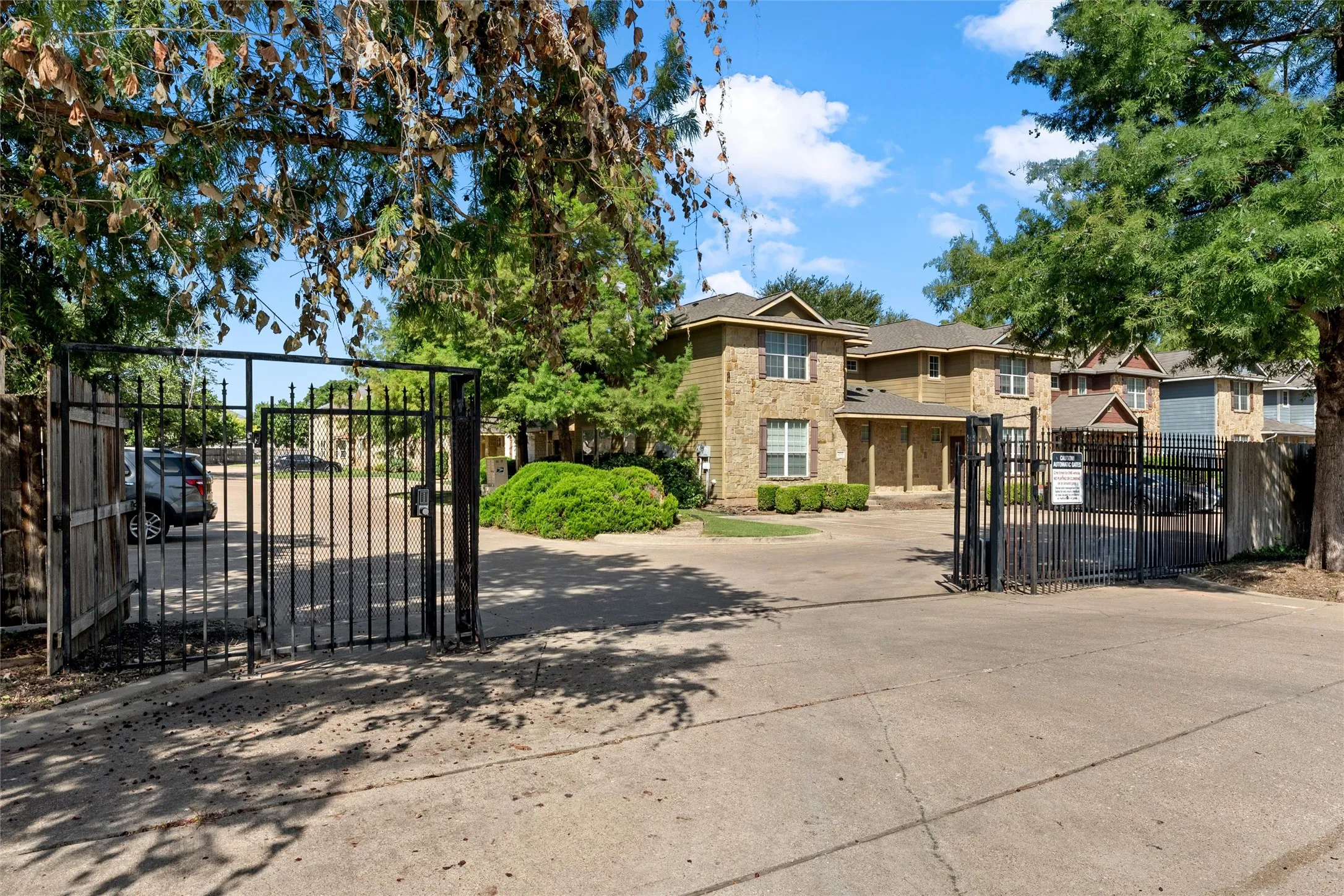Townhouse For Sale in Mc Lennan County , 2513 S 2nd Street, Waco, Texas 76706, 3 Bedroom, 3 Bathroom, Garage spaces, 1,668 Sqft, built in 2008, mls#21317529, Real Estate Agent in Waco, Homes For Sale in Mc Lennan county, Homes For Sale in Waco, Realtor in Waco Texas, Real Estate Brokerage Independent Realty Texas, Luminita Cordes Realtor