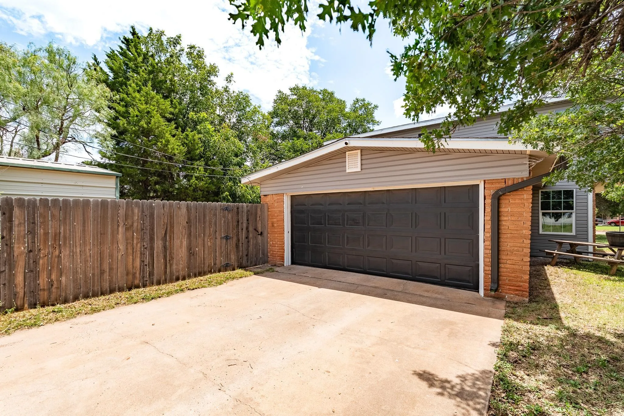 Single Family Residence For Sale in Taylor County , 1602 N Bowie Drive, Abilene, Texas 79603, 3 Bedroom, 2 Bathroom, 2 Garage spaces, 1,858 Sqft, built in 1965, mls#21316069, Real Estate Agent in Abilene, Homes For Sale in Taylor county, Homes For Sale in Abilene, Realtor in Abilene Texas, Real Estate Brokerage Independent Realty Texas, Luminita Cordes Realtor