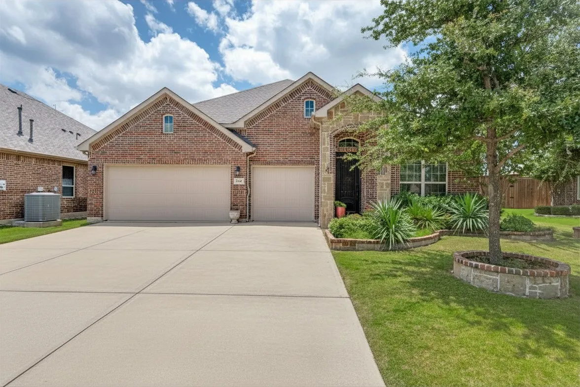 Single Family Residence For Sale in Denton County , 210 Derby Lane, Hickory Creek, Texas 75065, 3 Bedroom, 2 Bathroom, 3 Garage spaces, 2,185 Sqft, built in 2015, mls#21320449, Real Estate Agent in Hickory Creek, Homes For Sale in Denton county, Homes For Sale in Hickory Creek, Realtor in Hickory Creek Texas, Real Estate Brokerage Independent Realty Texas, Luminita Cordes Realtor