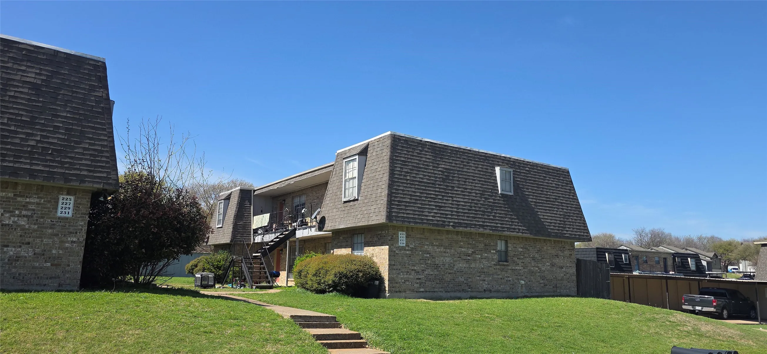 Townhouse For Rent in Tarrant County , 235 Vista Way, Benbrook, Texas 76126, 2 Bedroom, 2 Bathroom, Garage spaces, 995 Sqft, built in 1981, mls#21321564, Real Estate Agent in Benbrook, Homes For Rent in Tarrant county, Homes For Rent in Benbrook, Realtor in Benbrook Texas, Real Estate Brokerage Independent Realty Texas, Luminita Cordes Realtor