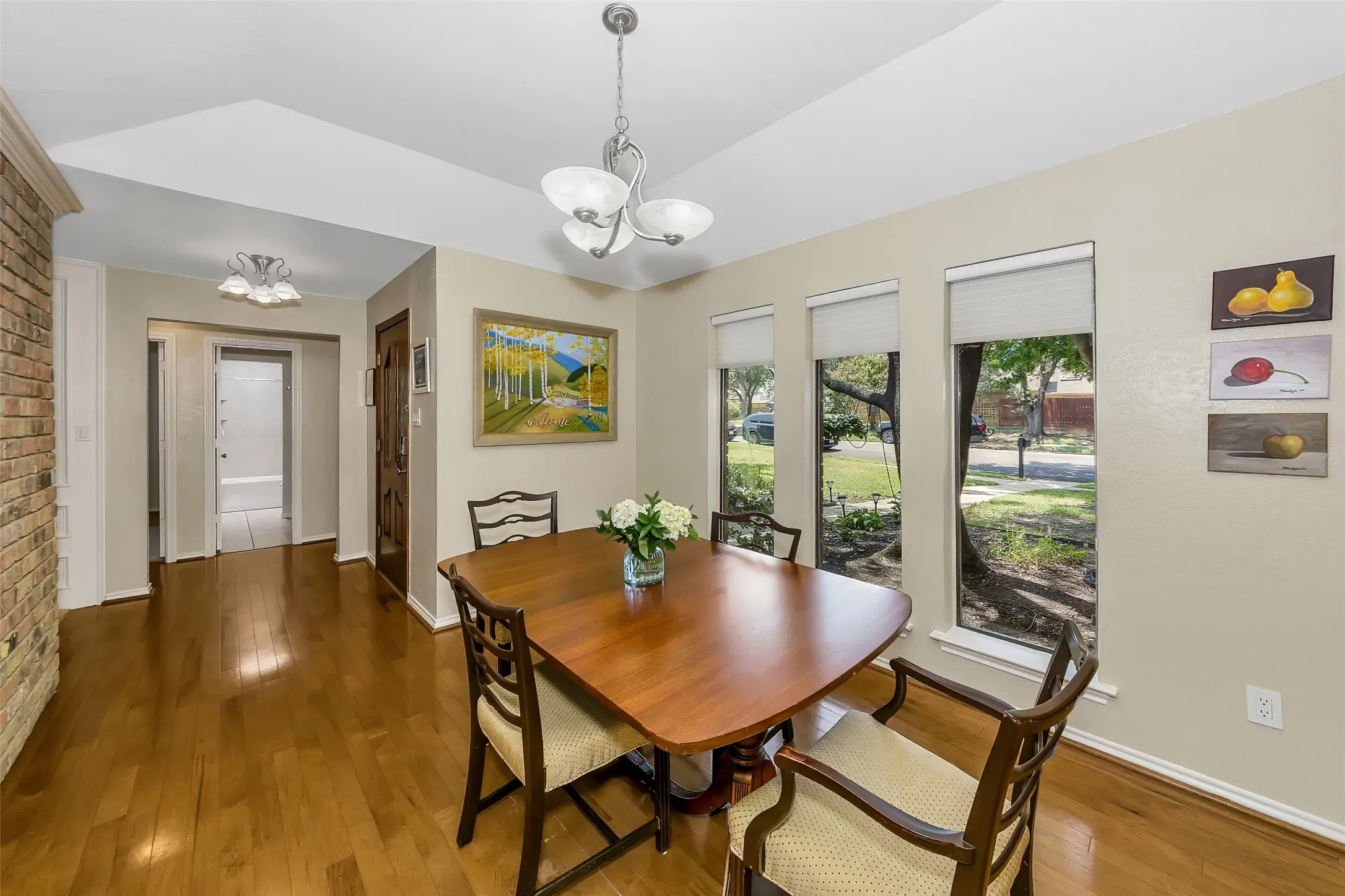 Single Family Residence For Sale in Dallas County , 4020 Flintridge Drive, Irving, Texas 75038, 3 Bedroom, 2 Bathroom, 2 Garage spaces, 2,196 Sqft, built in 1980, mls#21321563, Real Estate Agent in Irving, Homes For Sale in Dallas county, Homes For Sale in Irving, Realtor in Irving Texas, Real Estate Brokerage Independent Realty Texas, Luminita Cordes Realtor