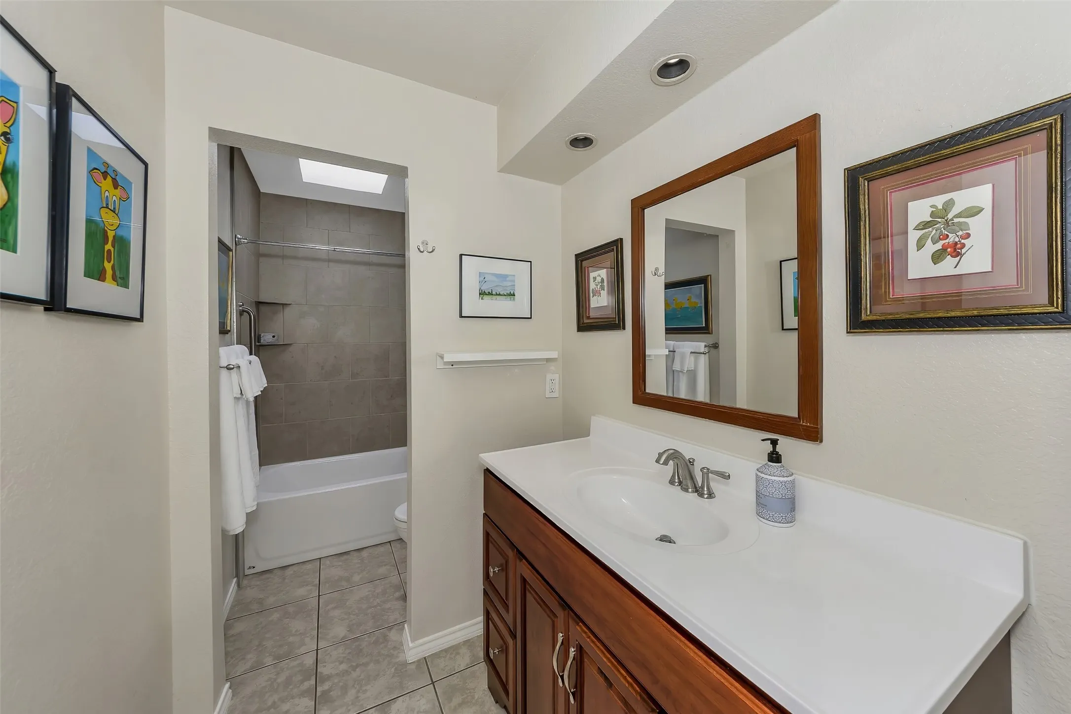 Single Family Residence For Sale in Dallas County , 4020 Flintridge Drive, Irving, Texas 75038, 3 Bedroom, 2 Bathroom, 2 Garage spaces, 2,196 Sqft, built in 1980, mls#21321563, Real Estate Agent in Irving, Homes For Sale in Dallas county, Homes For Sale in Irving, Realtor in Irving Texas, Real Estate Brokerage Independent Realty Texas, Luminita Cordes Realtor
