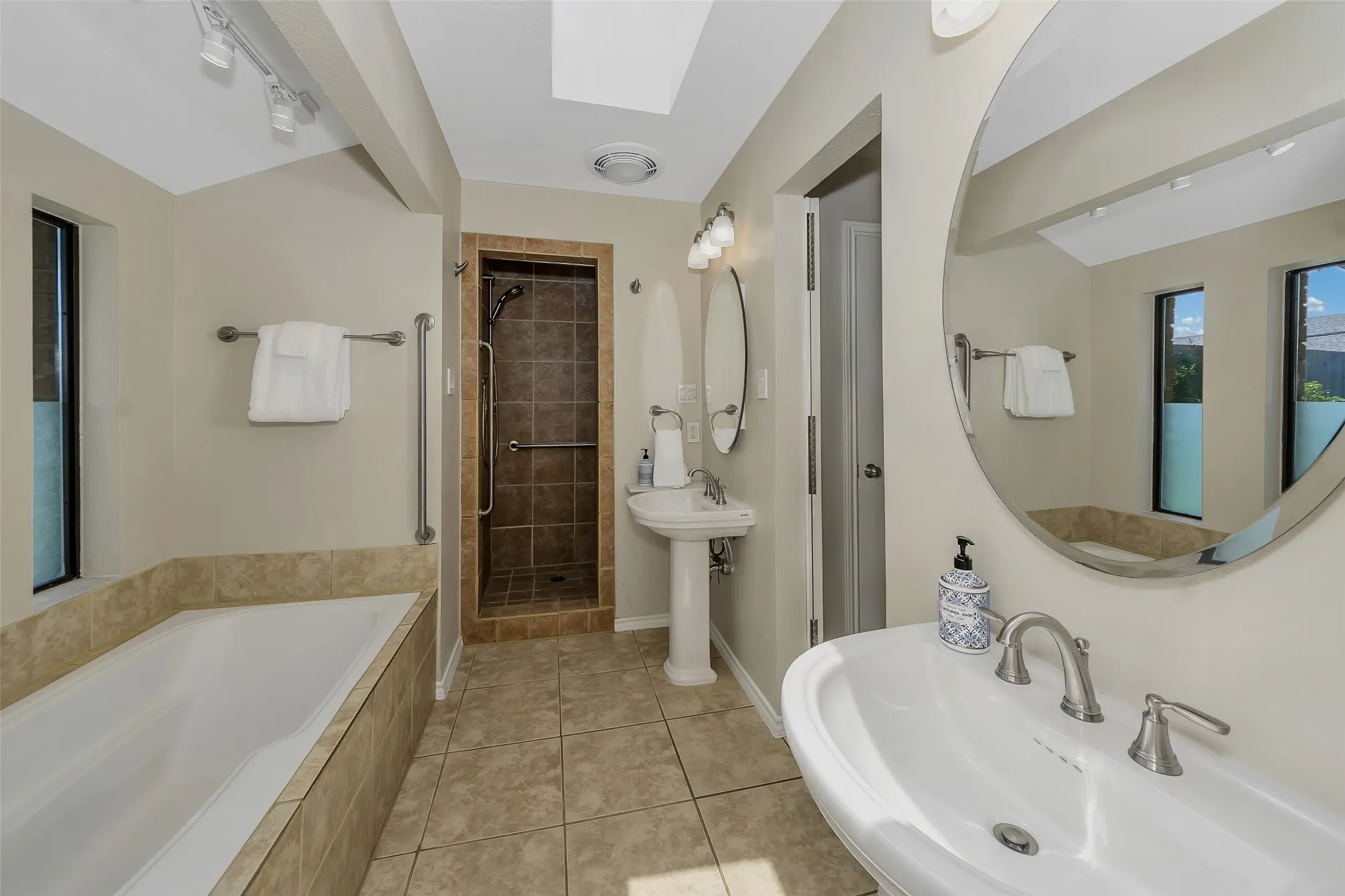 Single Family Residence For Sale in Dallas County , 4020 Flintridge Drive, Irving, Texas 75038, 3 Bedroom, 2 Bathroom, 2 Garage spaces, 2,196 Sqft, built in 1980, mls#21321563, Real Estate Agent in Irving, Homes For Sale in Dallas county, Homes For Sale in Irving, Realtor in Irving Texas, Real Estate Brokerage Independent Realty Texas, Luminita Cordes Realtor