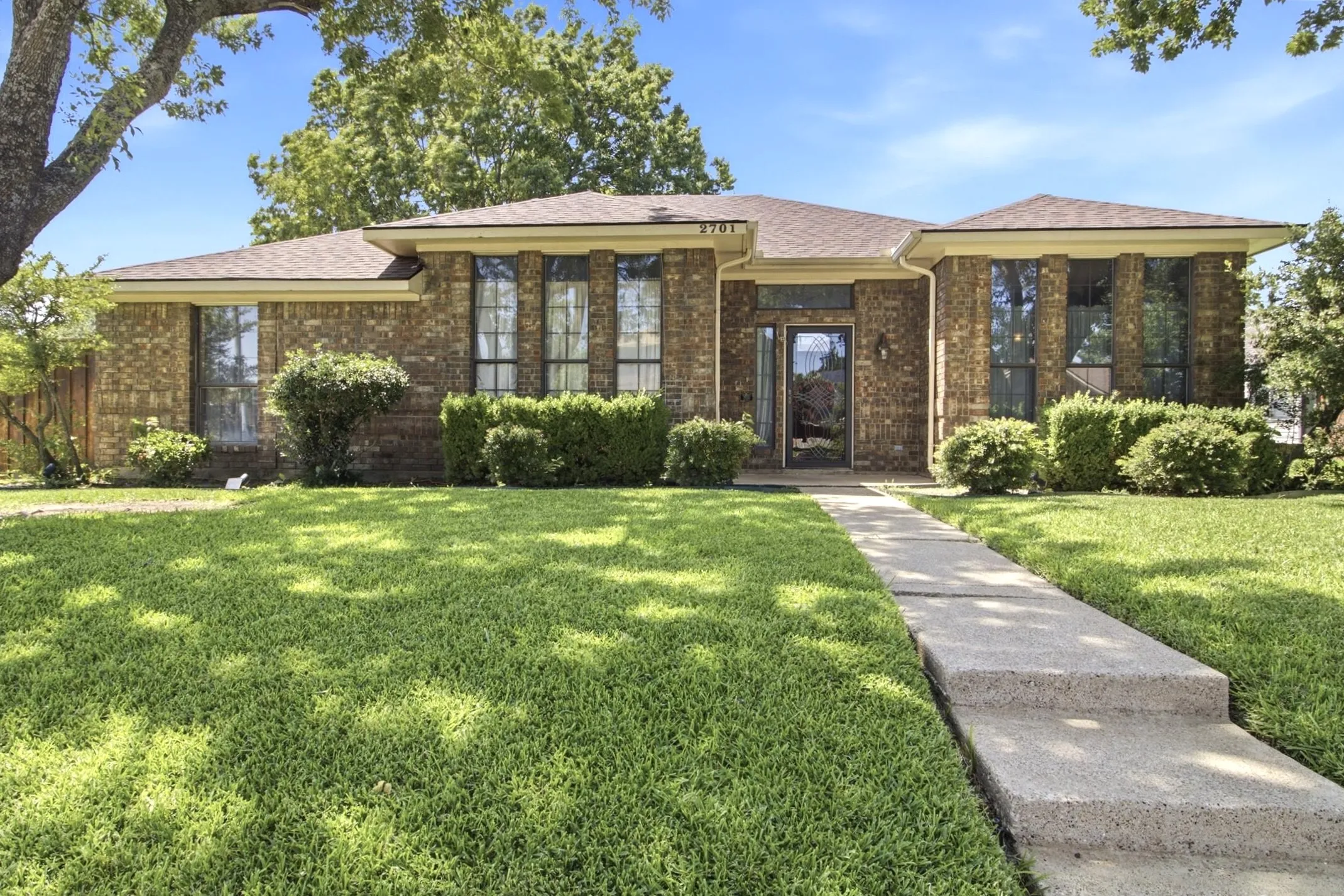 NO HOA YET SO WONDERFULLY KEPT NEIGHBORHOOD!