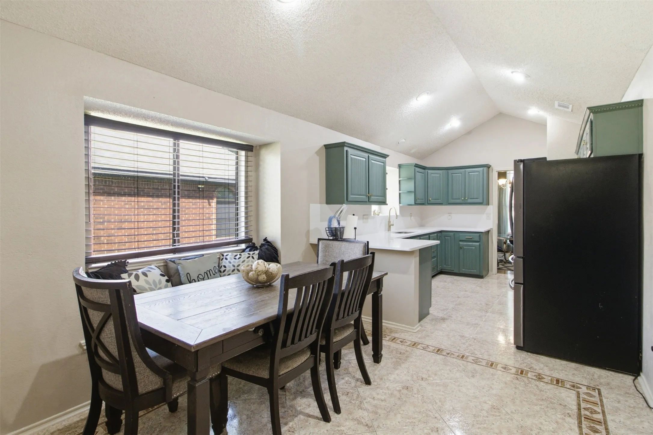 Built in sitting area with a breakfast nook!