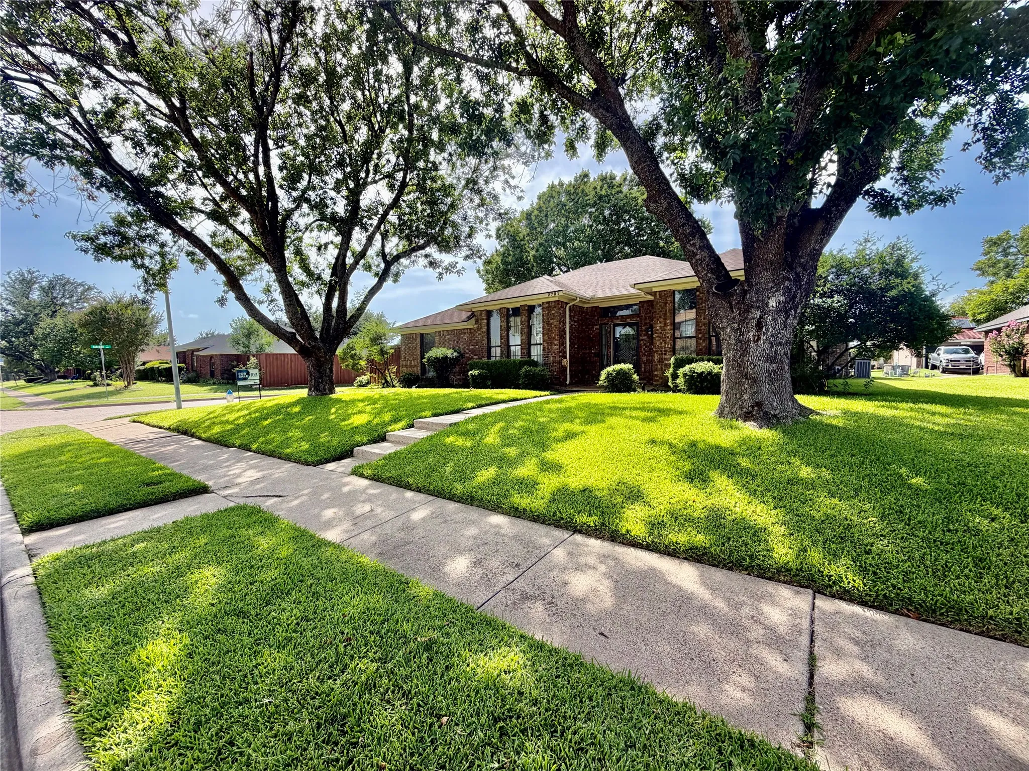 BEAUtiful BRICK HOME ON BEAU DR!