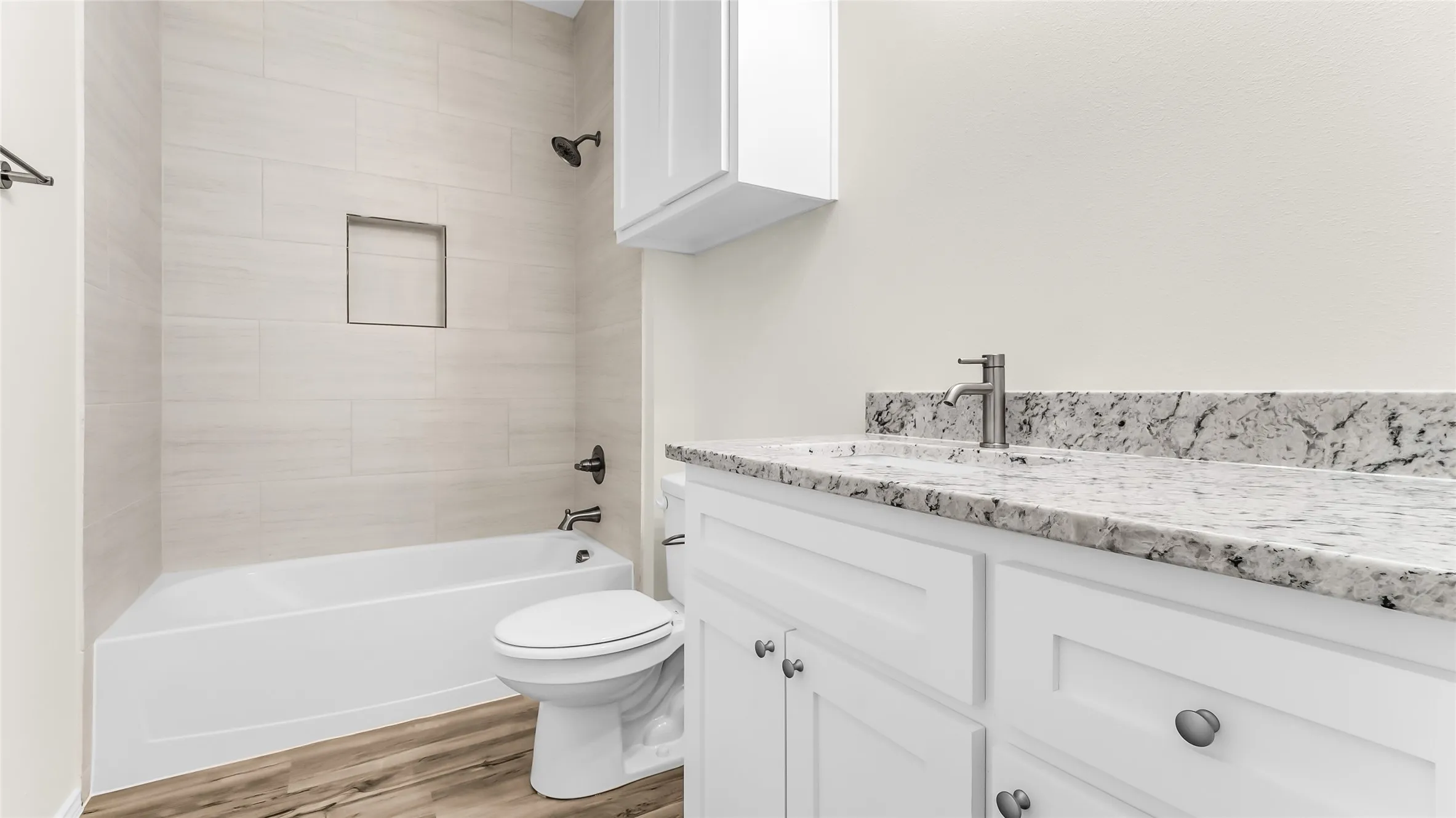 Bathtub with tiled surround and integrated niche