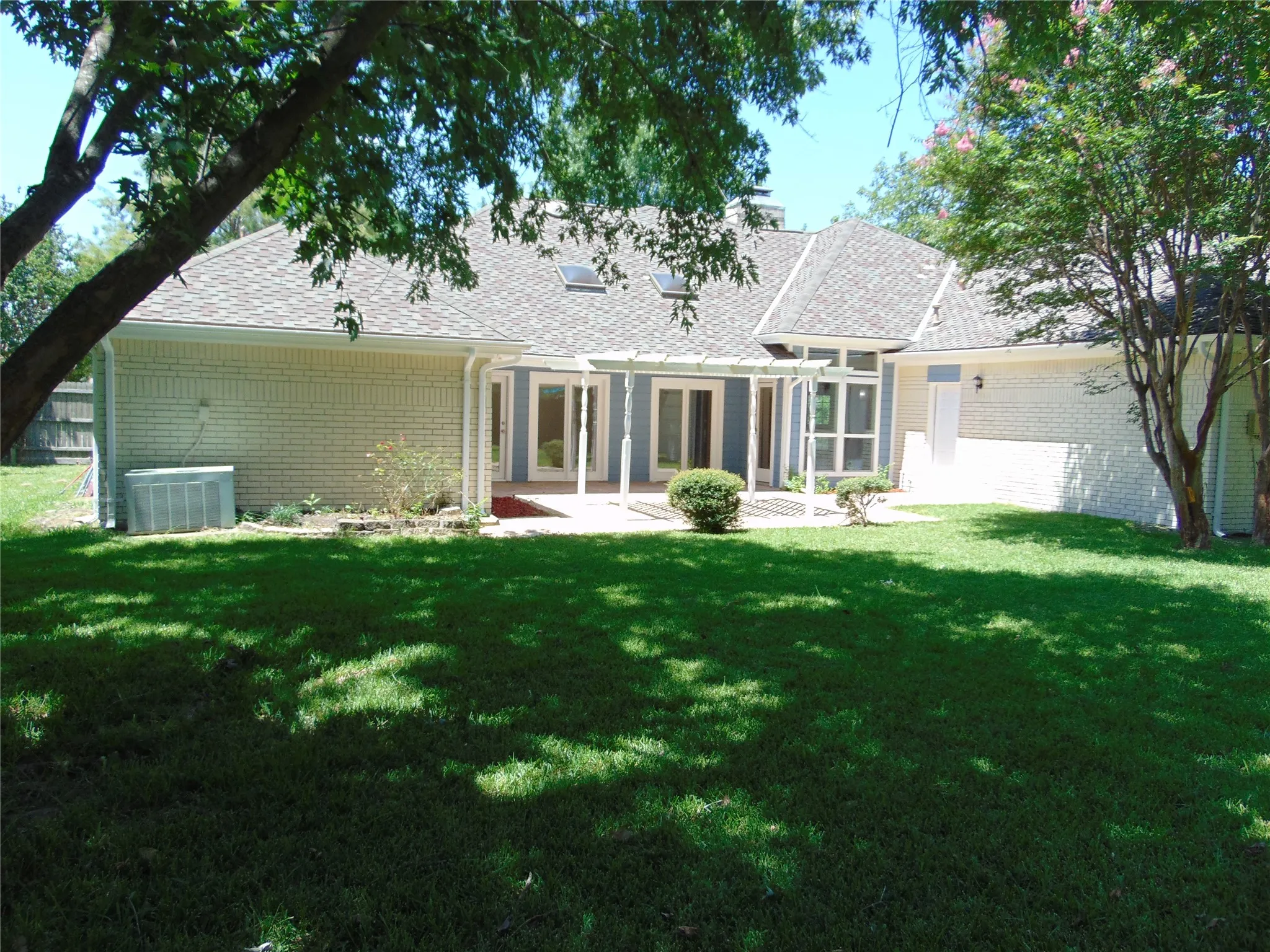Single Family Residence For Sale in Dallas County , 2503 Vanderbilt Court, Rowlett, Texas 75088, 3 Bedroom, 3 Bathroom, 2 Garage spaces, 2,222 Sqft, built in 1984, mls#21321571, Real Estate Agent in Rowlett, Homes For Sale in Dallas county, Homes For Sale in Rowlett, Realtor in Rowlett Texas, Real Estate Brokerage Independent Realty Texas, Luminita Cordes Realtor
