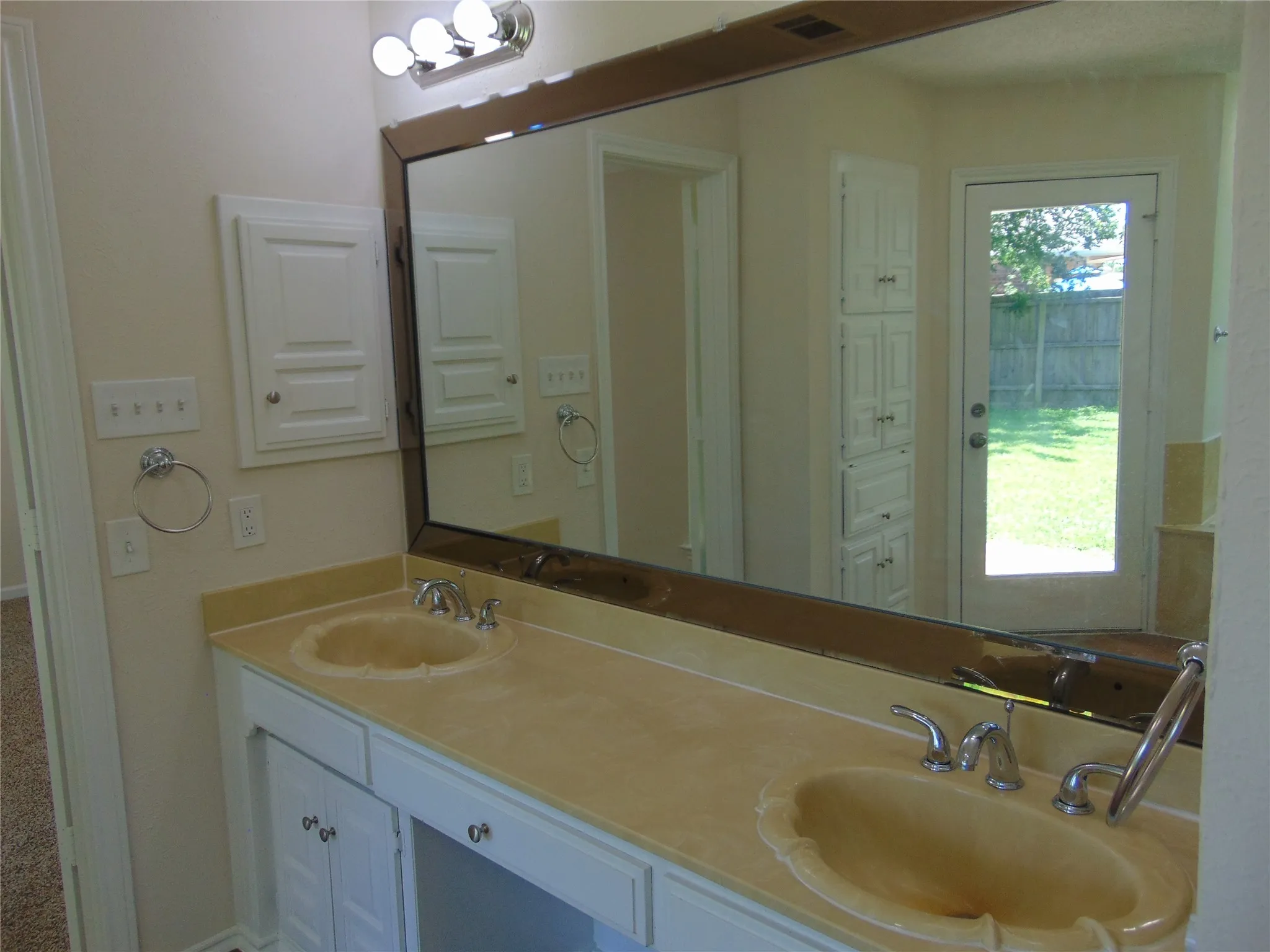 Single Family Residence For Sale in Dallas County , 2503 Vanderbilt Court, Rowlett, Texas 75088, 3 Bedroom, 3 Bathroom, 2 Garage spaces, 2,222 Sqft, built in 1984, mls#21321571, Real Estate Agent in Rowlett, Homes For Sale in Dallas county, Homes For Sale in Rowlett, Realtor in Rowlett Texas, Real Estate Brokerage Independent Realty Texas, Luminita Cordes Realtor