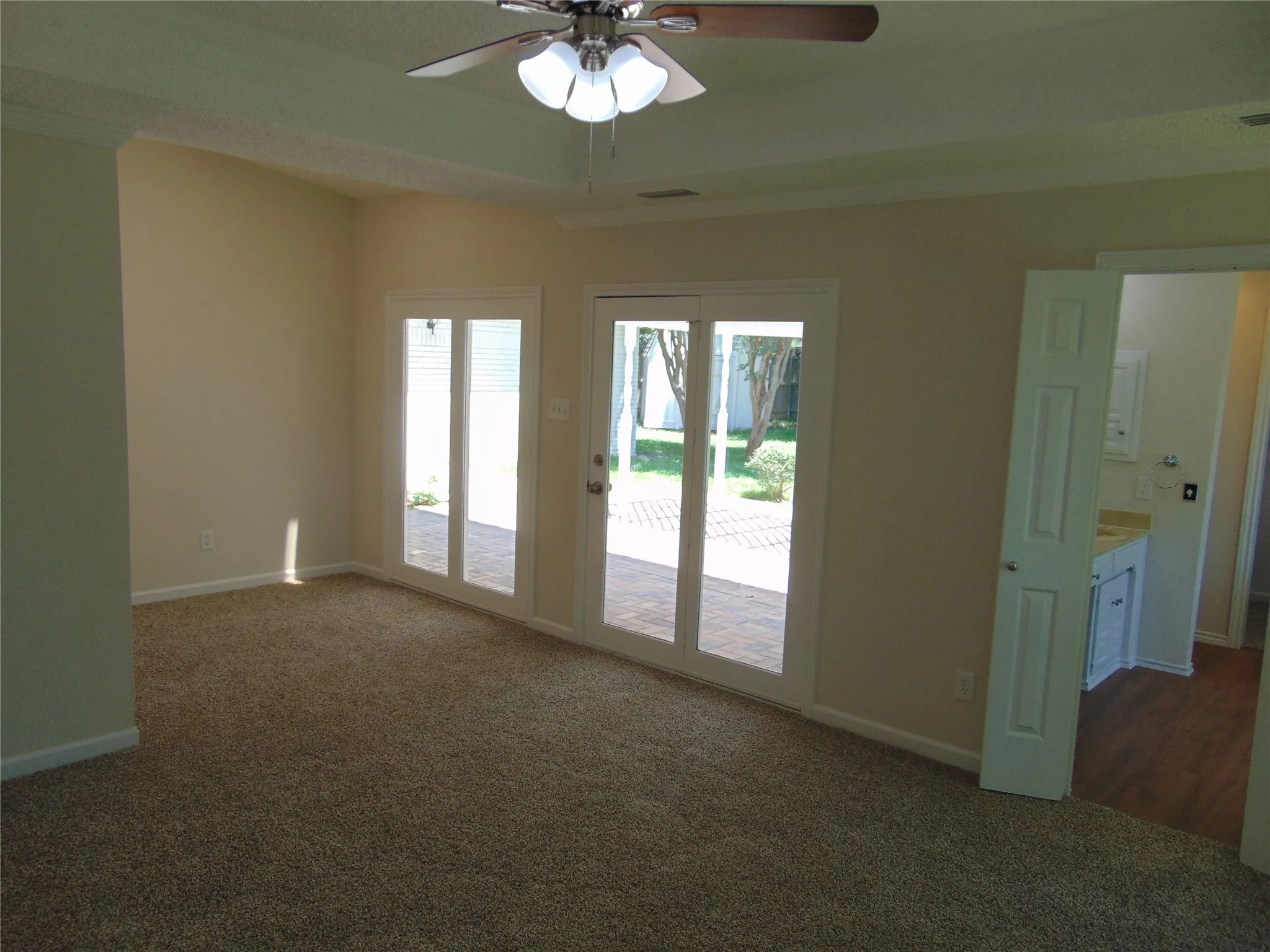 Single Family Residence For Sale in Dallas County , 2503 Vanderbilt Court, Rowlett, Texas 75088, 3 Bedroom, 3 Bathroom, 2 Garage spaces, 2,222 Sqft, built in 1984, mls#21321571, Real Estate Agent in Rowlett, Homes For Sale in Dallas county, Homes For Sale in Rowlett, Realtor in Rowlett Texas, Real Estate Brokerage Independent Realty Texas, Luminita Cordes Realtor