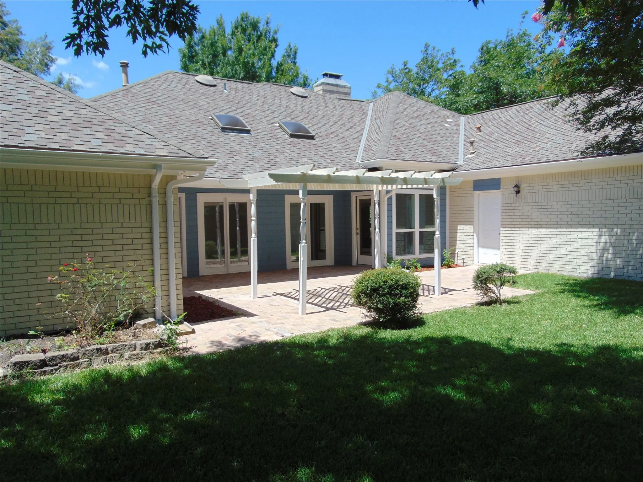 Single Family Residence For Sale in Dallas County , 2503 Vanderbilt Court, Rowlett, Texas 75088, 3 Bedroom, 3 Bathroom, 2 Garage spaces, 2,222 Sqft, built in 1984, mls#21321571, Real Estate Agent in Rowlett, Homes For Sale in Dallas county, Homes For Sale in Rowlett, Realtor in Rowlett Texas, Real Estate Brokerage Independent Realty Texas, Luminita Cordes Realtor