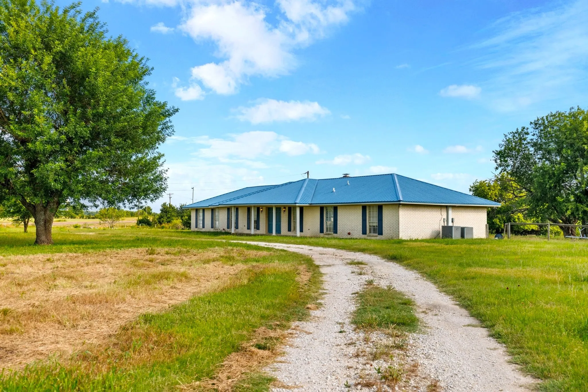 Farm For Sale in Falls County , 3005 US Highway 77, Lott, Texas 76656, 6 Bedroom, 5 Bathroom, Garage spaces, 4,792 Sqft, built in 1982, mls#21321574, Real Estate Agent in Lott, Homes For Sale in Falls county, Homes For Sale in Lott, Realtor in Lott Texas, Real Estate Brokerage Independent Realty Texas, Luminita Cordes Realtor