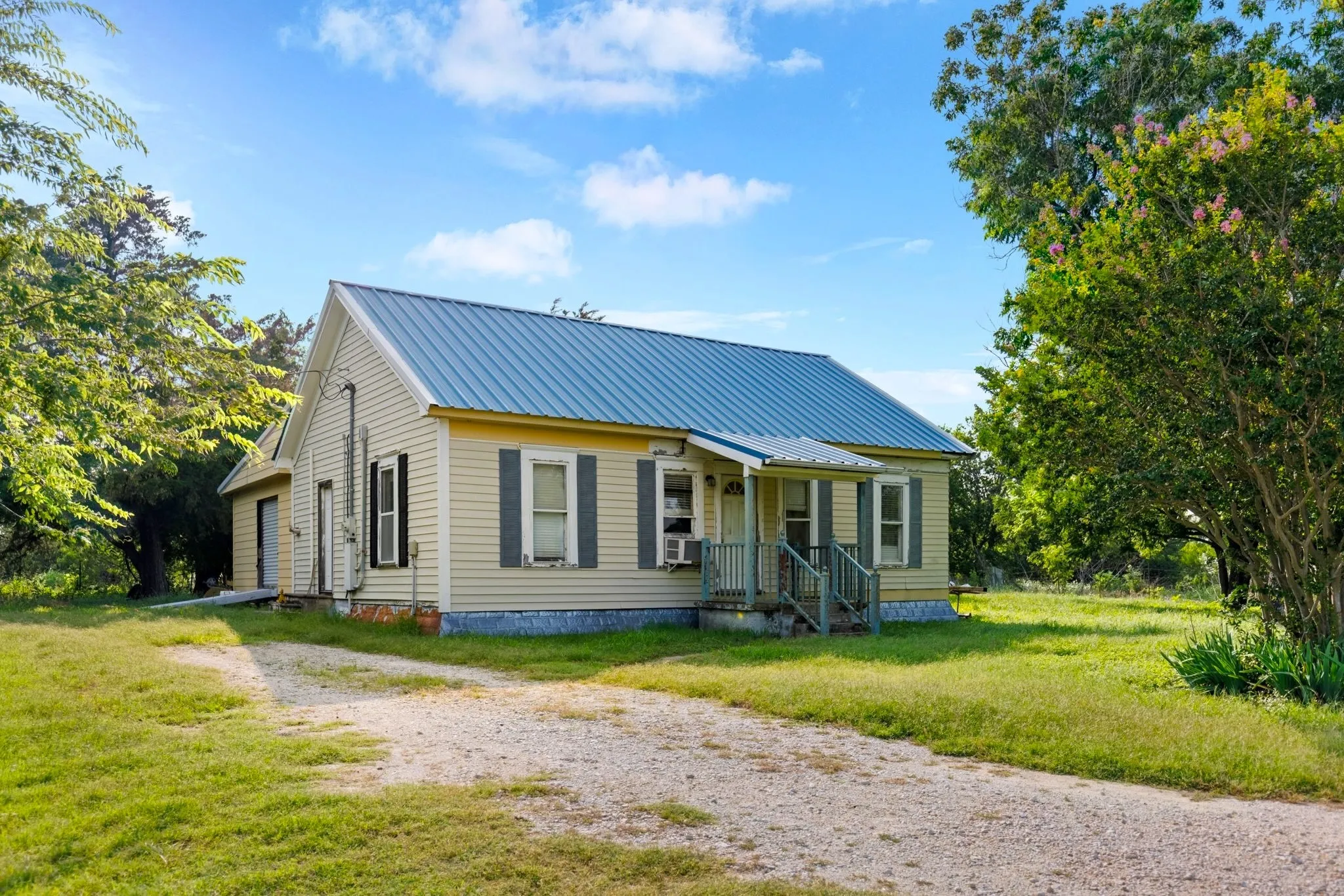 Farm For Sale in Falls County , 3005 US Highway 77, Lott, Texas 76656, 6 Bedroom, 5 Bathroom, Garage spaces, 4,792 Sqft, built in 1982, mls#21321574, Real Estate Agent in Lott, Homes For Sale in Falls county, Homes For Sale in Lott, Realtor in Lott Texas, Real Estate Brokerage Independent Realty Texas, Luminita Cordes Realtor