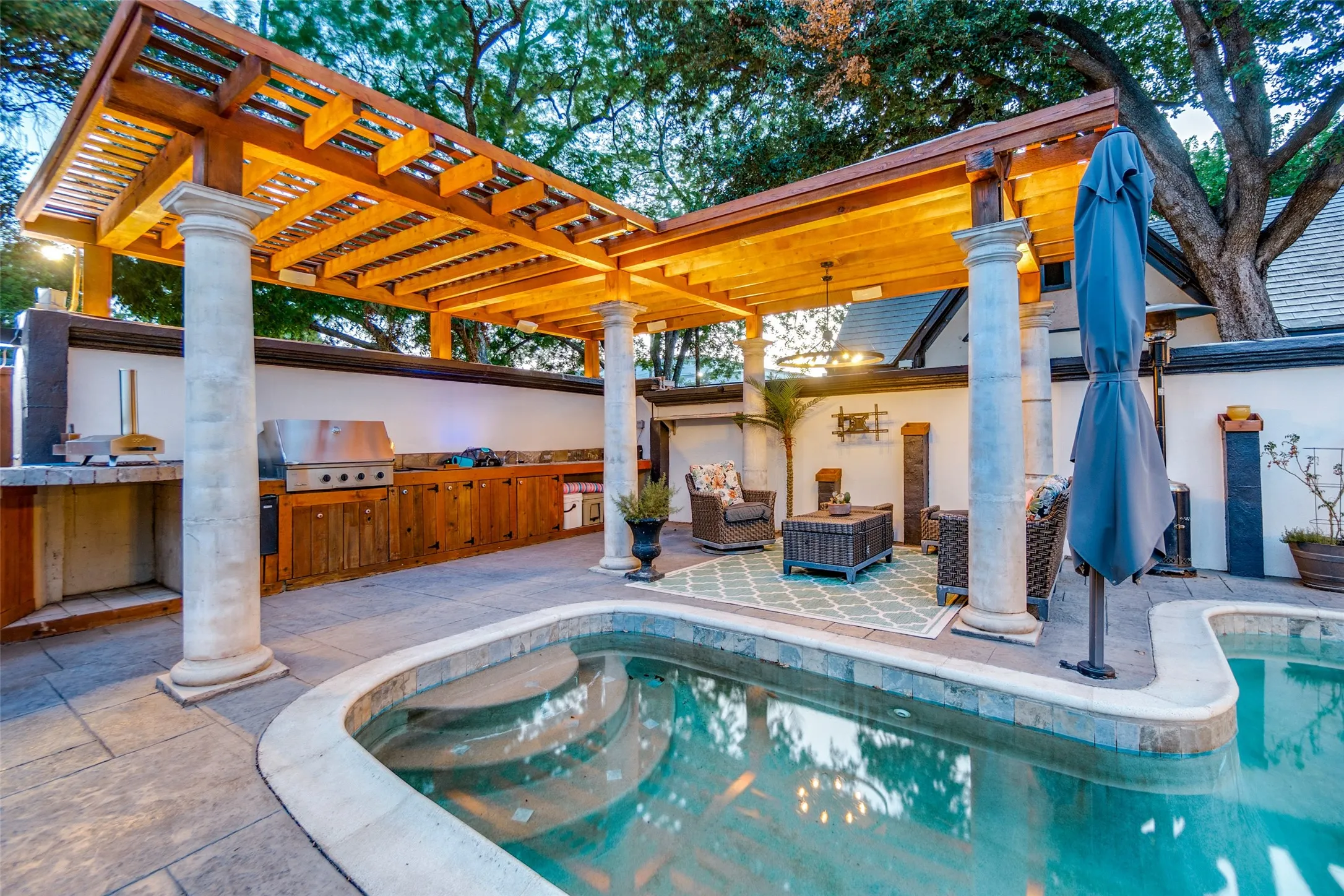 Outdoor Kitchen