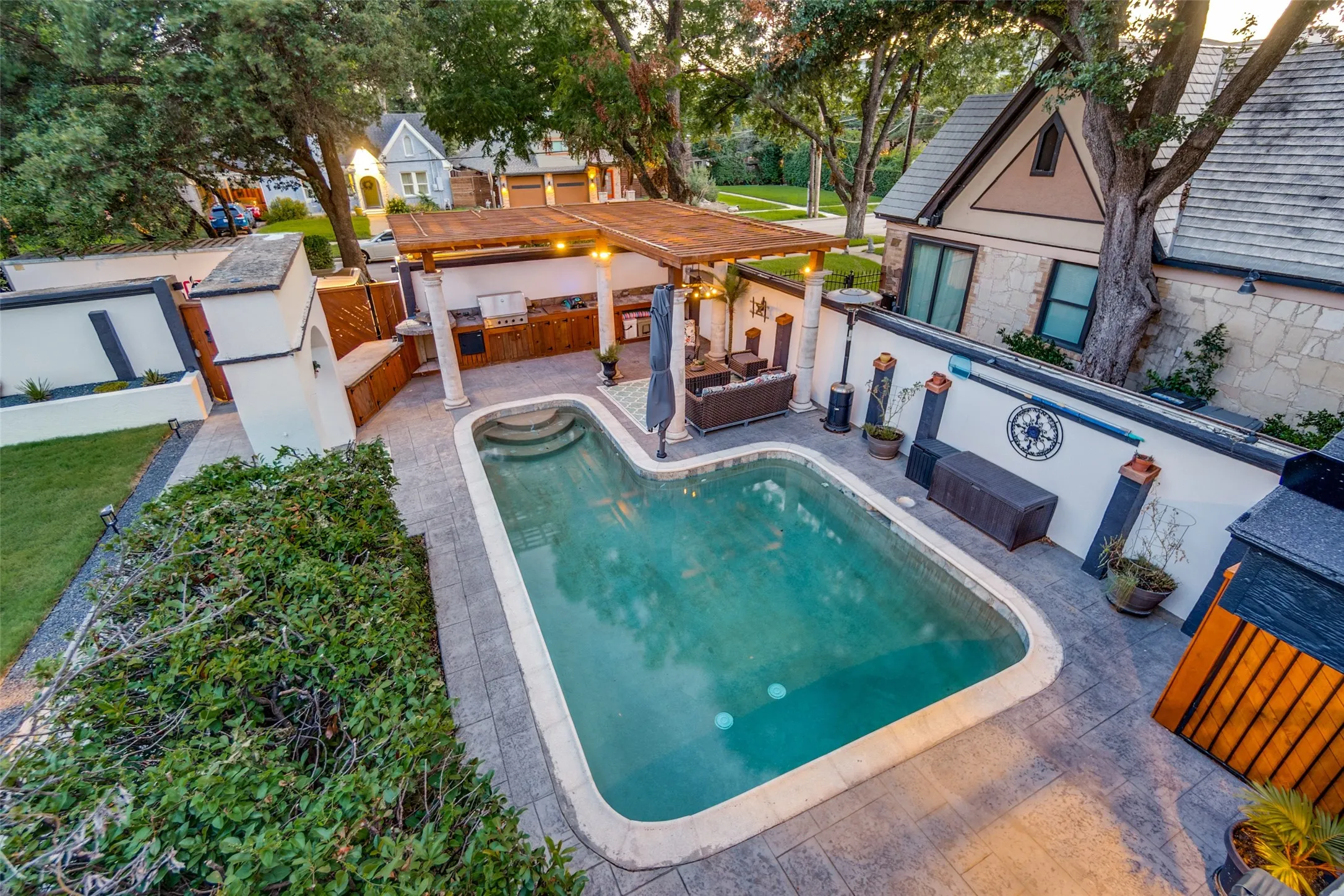 Single Family Residence For Sale in Dallas County , 5318 Denton Drive, Dallas, Texas 75235, 3 Bedroom, 3 Bathroom, Garage spaces, 2,365 Sqft, built in 1999, mls#21321487, Real Estate Agent in Dallas, Homes For Sale in Dallas county, Homes For Sale in Dallas, Realtor in Dallas Texas, Real Estate Brokerage Independent Realty Texas, Luminita Cordes Realtor