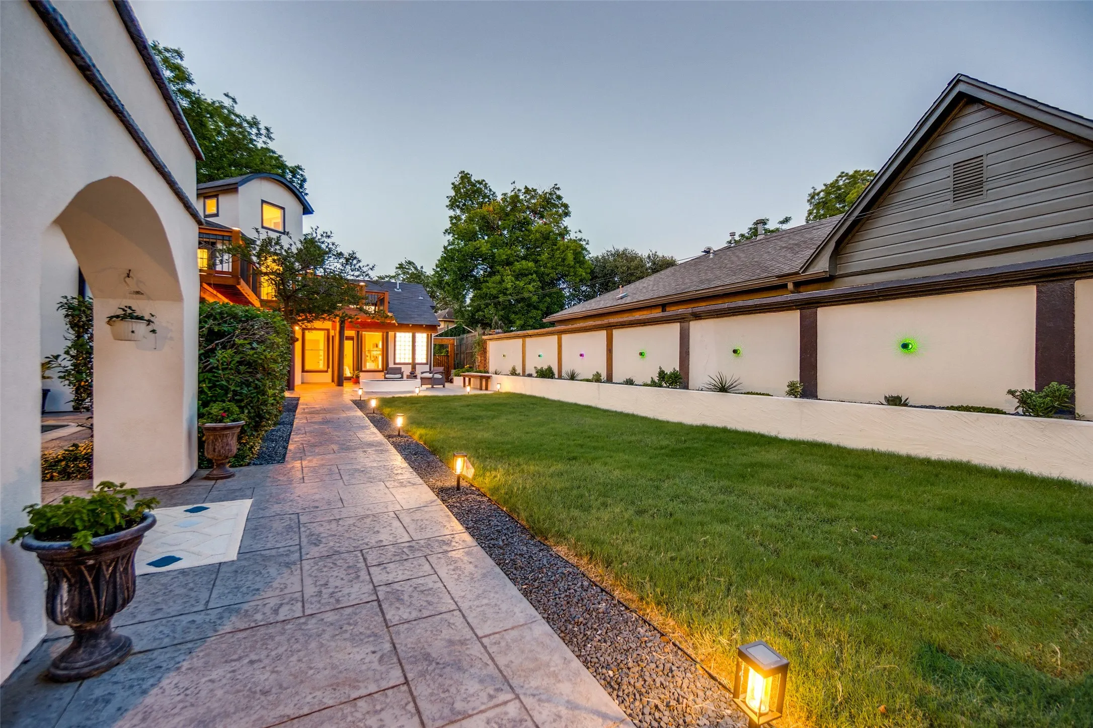 Single Family Residence For Sale in Dallas County , 5318 Denton Drive, Dallas, Texas 75235, 3 Bedroom, 3 Bathroom, Garage spaces, 2,365 Sqft, built in 1999, mls#21321487, Real Estate Agent in Dallas, Homes For Sale in Dallas county, Homes For Sale in Dallas, Realtor in Dallas Texas, Real Estate Brokerage Independent Realty Texas, Luminita Cordes Realtor