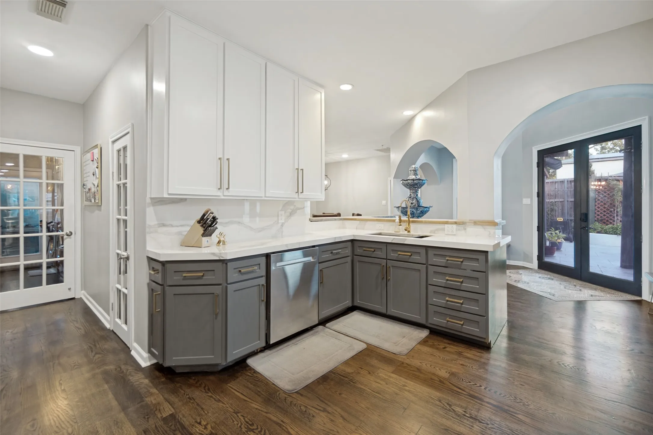 Single Family Residence For Sale in Dallas County , 5318 Denton Drive, Dallas, Texas 75235, 3 Bedroom, 3 Bathroom, Garage spaces, 2,365 Sqft, built in 1999, mls#21321487, Real Estate Agent in Dallas, Homes For Sale in Dallas county, Homes For Sale in Dallas, Realtor in Dallas Texas, Real Estate Brokerage Independent Realty Texas, Luminita Cordes Realtor