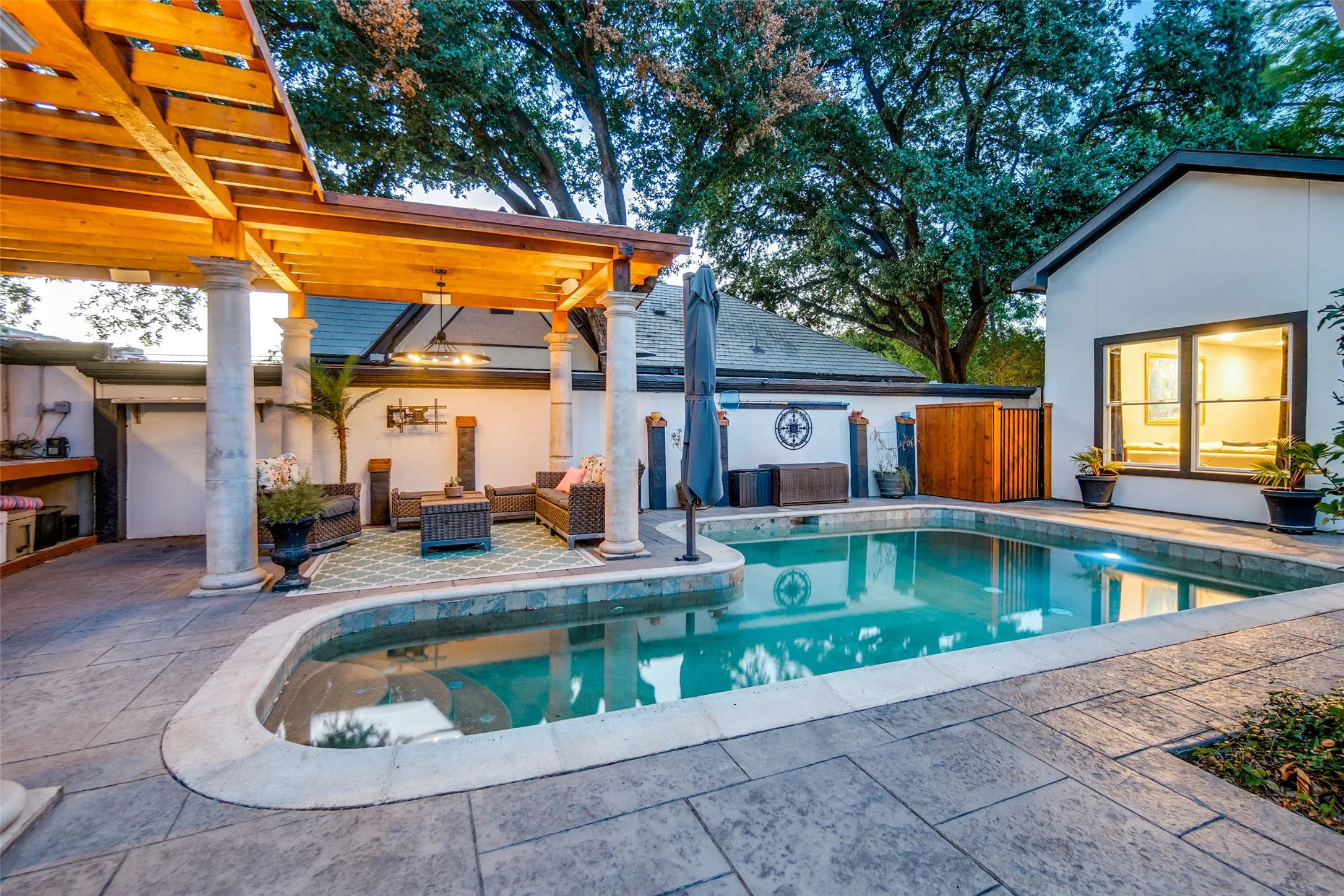 Single Family Residence For Sale in Dallas County , 5318 Denton Drive, Dallas, Texas 75235, 3 Bedroom, 3 Bathroom, Garage spaces, 2,365 Sqft, built in 1999, mls#21321487, Real Estate Agent in Dallas, Homes For Sale in Dallas county, Homes For Sale in Dallas, Realtor in Dallas Texas, Real Estate Brokerage Independent Realty Texas, Luminita Cordes Realtor