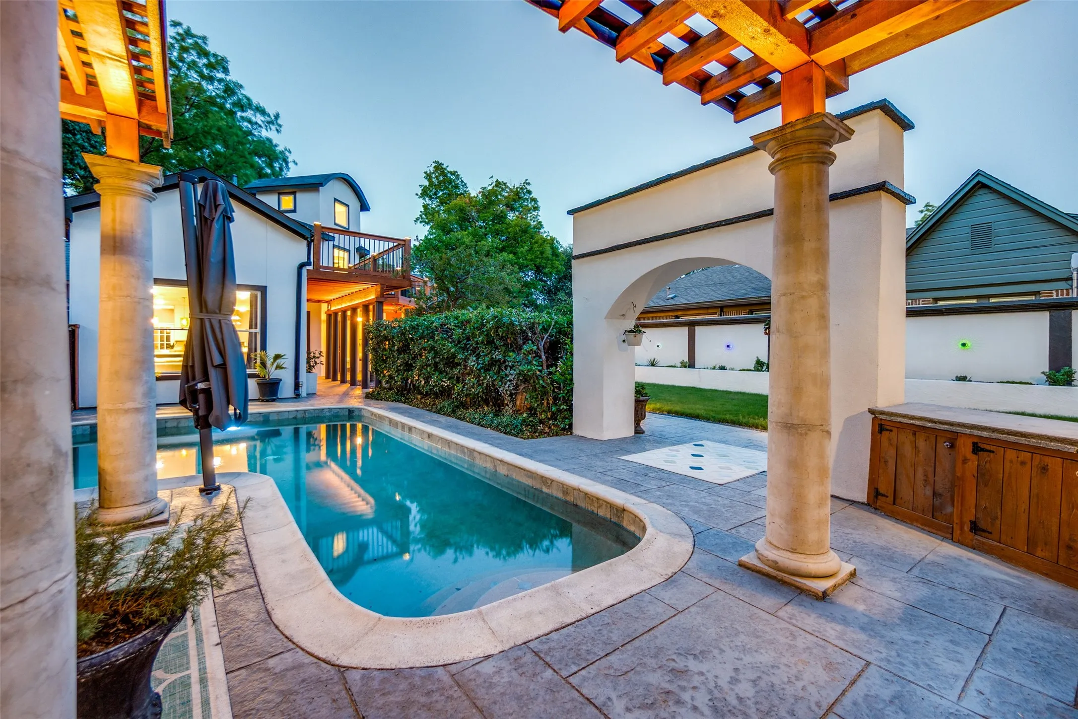 Single Family Residence For Sale in Dallas County , 5318 Denton Drive, Dallas, Texas 75235, 3 Bedroom, 3 Bathroom, Garage spaces, 2,365 Sqft, built in 1999, mls#21321487, Real Estate Agent in Dallas, Homes For Sale in Dallas county, Homes For Sale in Dallas, Realtor in Dallas Texas, Real Estate Brokerage Independent Realty Texas, Luminita Cordes Realtor