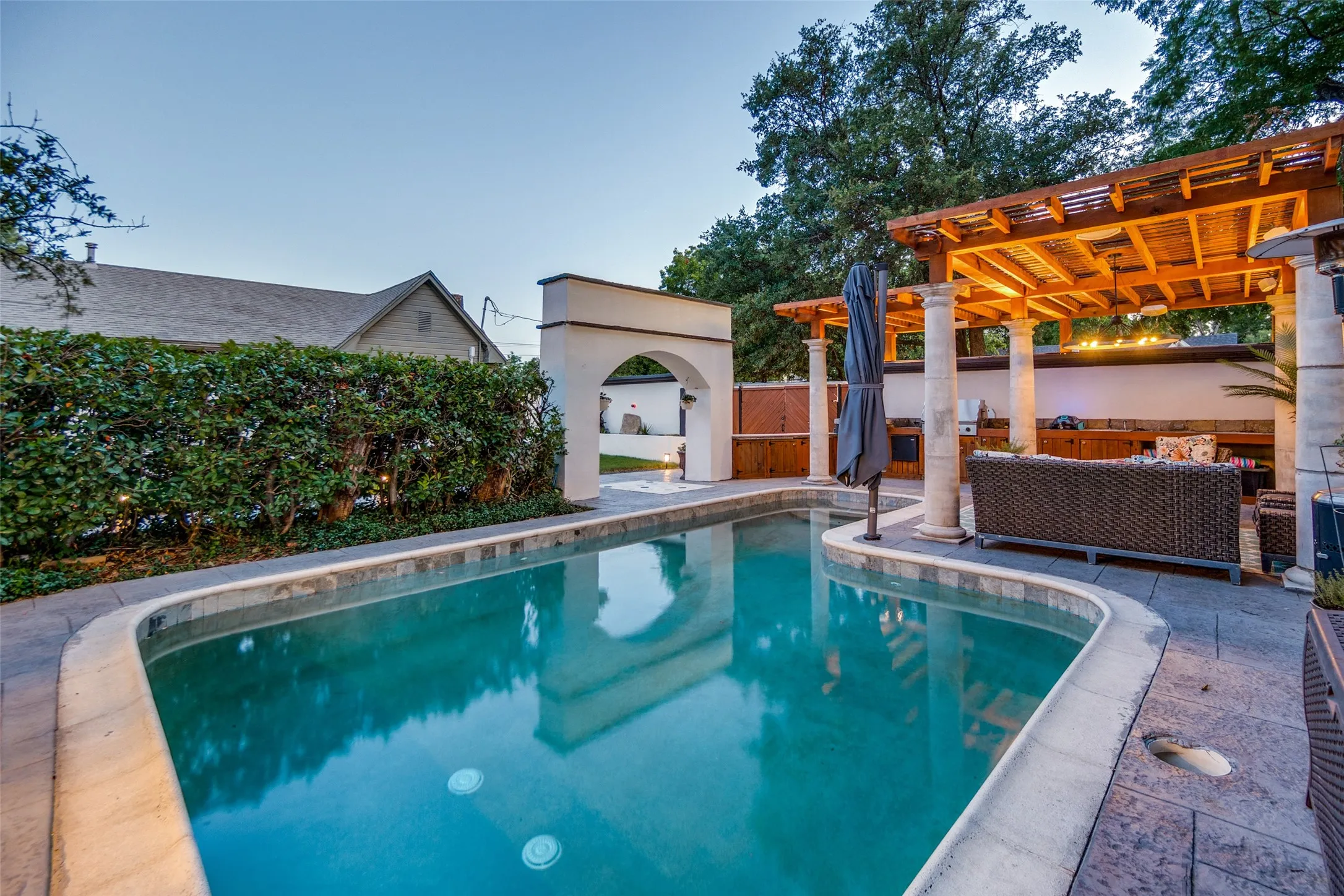 Single Family Residence For Sale in Dallas County , 5318 Denton Drive, Dallas, Texas 75235, 3 Bedroom, 3 Bathroom, Garage spaces, 2,365 Sqft, built in 1999, mls#21321487, Real Estate Agent in Dallas, Homes For Sale in Dallas county, Homes For Sale in Dallas, Realtor in Dallas Texas, Real Estate Brokerage Independent Realty Texas, Luminita Cordes Realtor