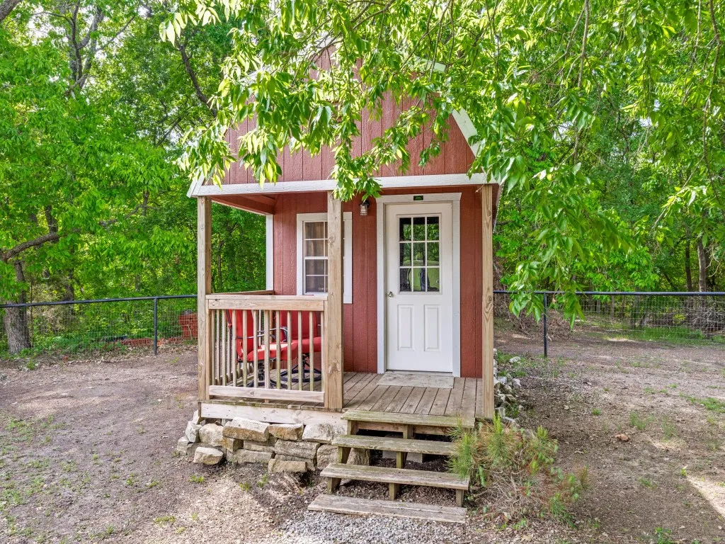 Venue  groom's "get ready" tiny house
