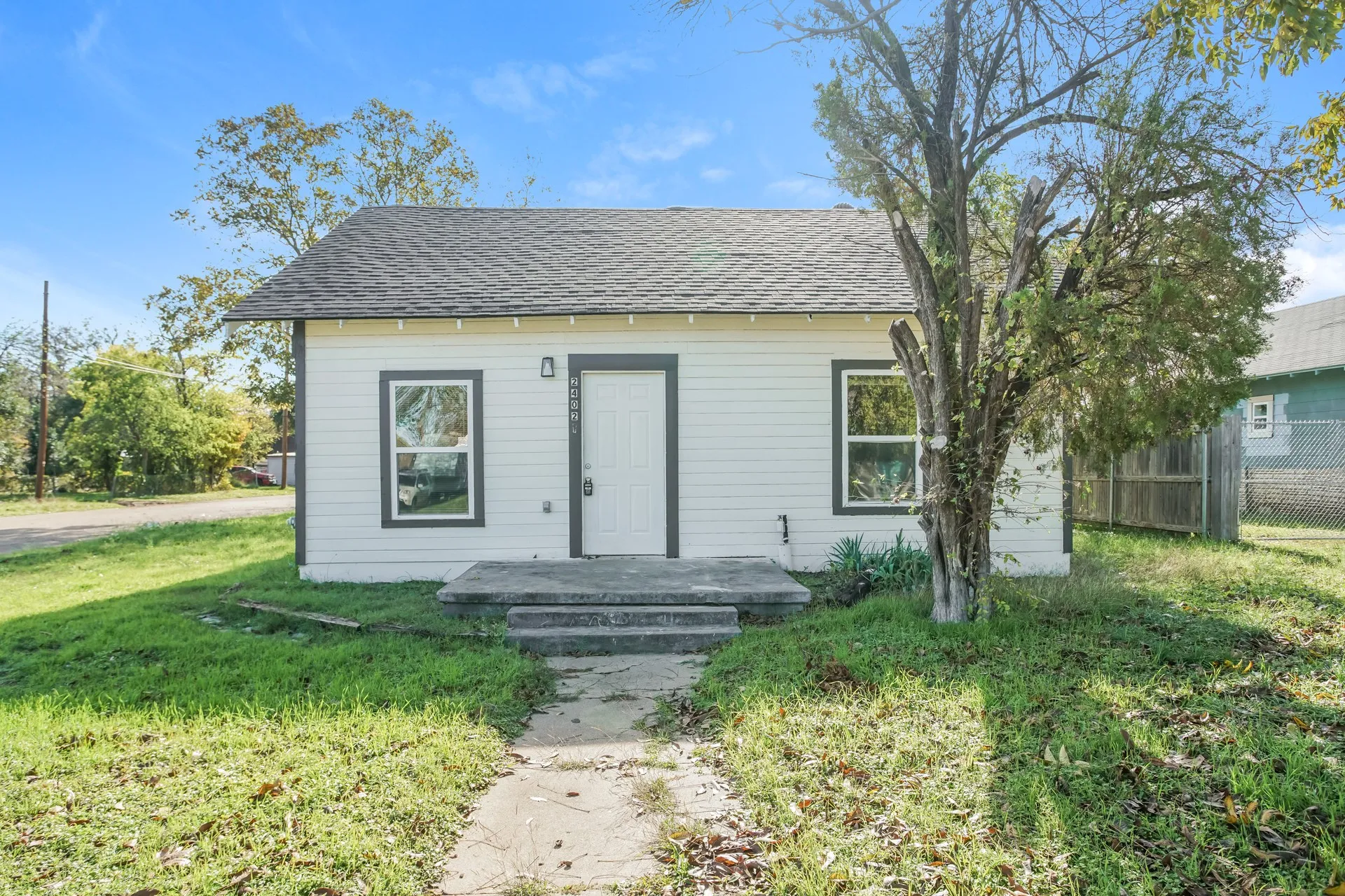 Single Family Residence For Sale in Mc Lennan County , 2402 Summer Avenue, Waco, Texas 76708, 2 Bedroom, 1 Bathroom, Garage spaces, 998 Sqft, built in 1923, mls#21283435, Real Estate Agent in Waco, Homes For Sale in Mc Lennan county, Homes For Sale in Waco, Realtor in Waco Texas, Real Estate Brokerage Independent Realty Texas, Luminita Cordes Realtor