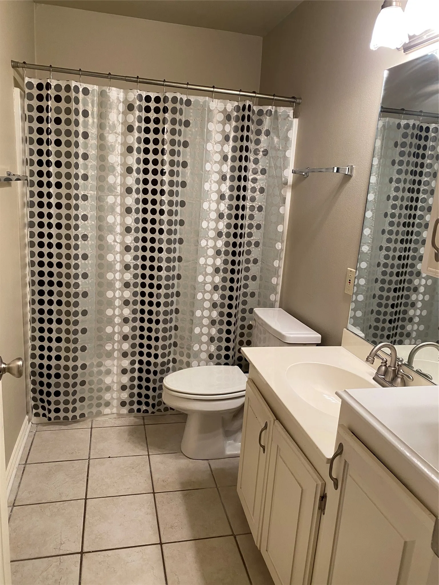 MIDDLE BATH OR SHOWER