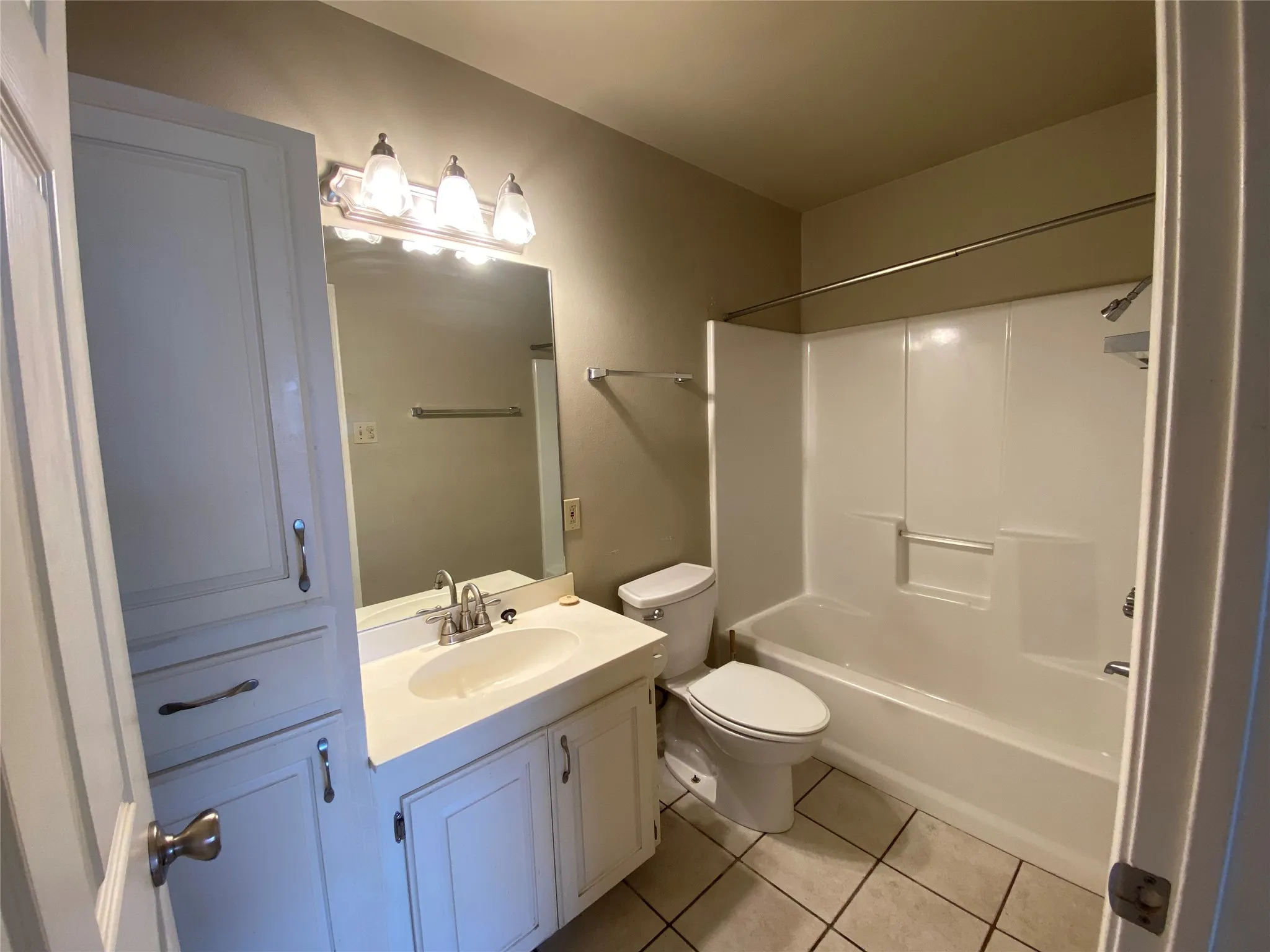 MASTER BATH ROOM