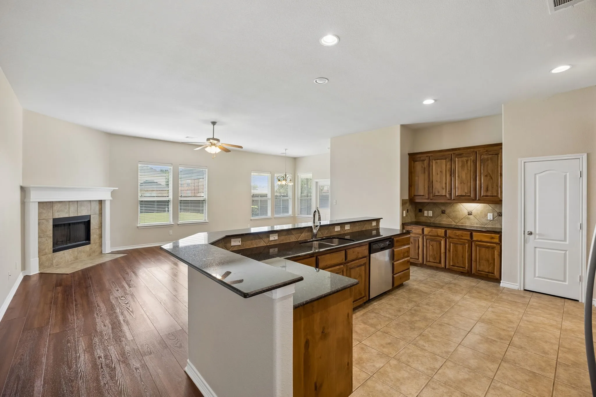 Single Family Residence For Sale in Tarrant County , 4201 Garden Path Lane, Mansfield, Texas 76063, 4 Bedroom, 3 Bathroom, 2 Garage spaces, 3,075 Sqft, built in 2010, mls#21319600, Real Estate Agent in Mansfield, Homes For Sale in Tarrant county, Homes For Sale in Mansfield, Realtor in Mansfield Texas, Real Estate Brokerage Independent Realty Texas, Luminita Cordes Realtor