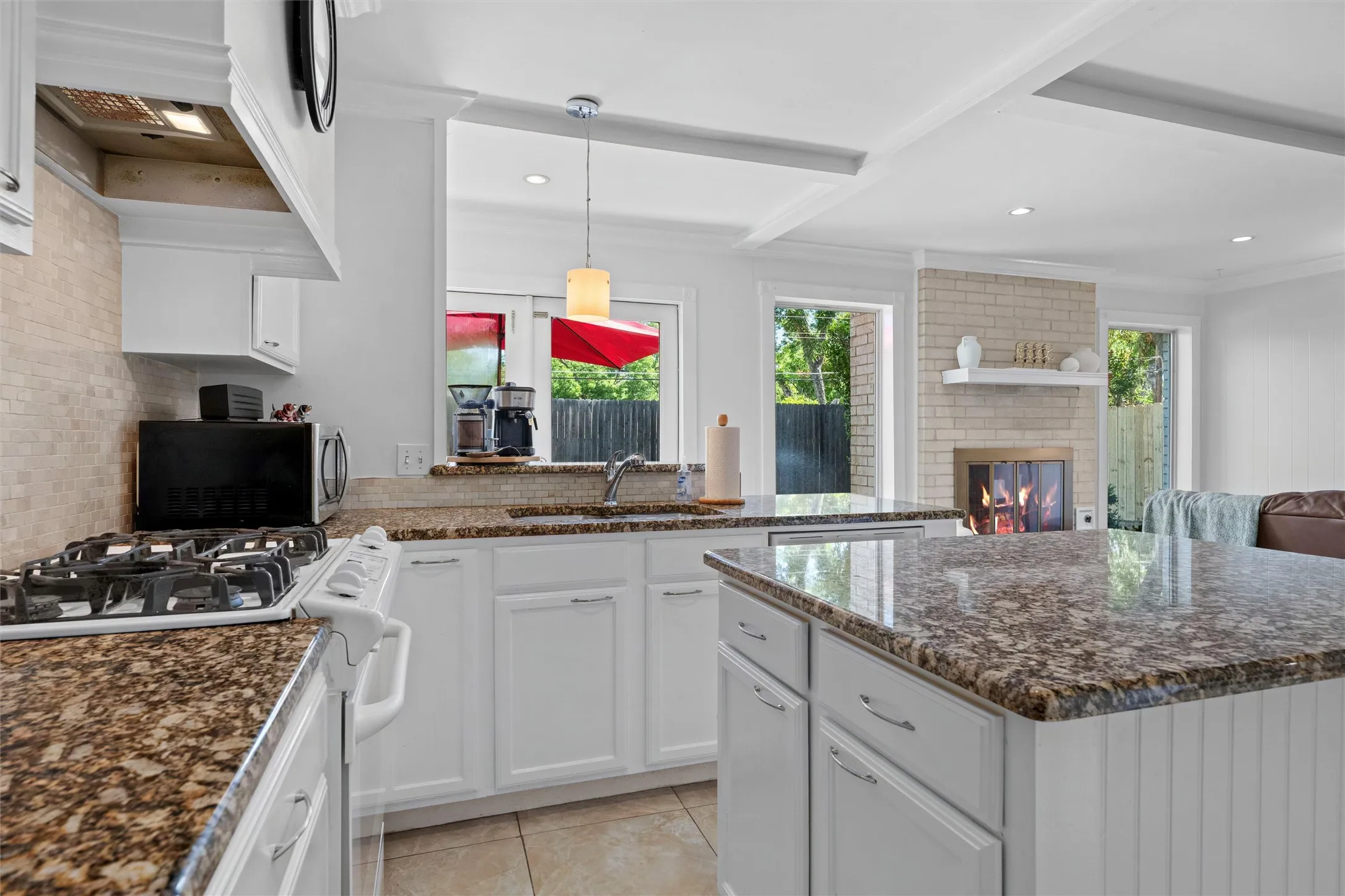 Single Family Residence For Sale in Tarrant County , 1705 Manchester Drive, Arlington, Texas 76012, 3 Bedroom, 2 Bathroom, 2 Garage spaces, 1,460 Sqft, built in 1968, mls#21295961, Real Estate Agent in Arlington, Homes For Sale in Tarrant county, Homes For Sale in Arlington, Realtor in Arlington Texas, Real Estate Brokerage Independent Realty Texas, Luminita Cordes Realtor