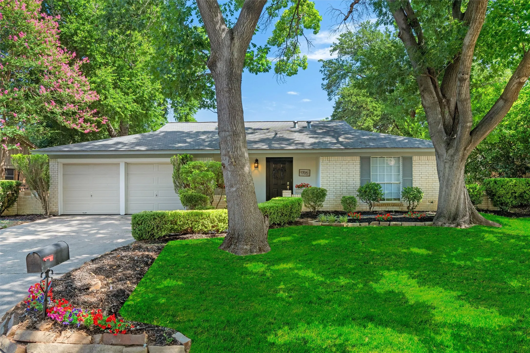 Single Family Residence For Sale in Tarrant County , 1705 Manchester Drive, Arlington, Texas 76012, 3 Bedroom, 2 Bathroom, 2 Garage spaces, 1,460 Sqft, built in 1968, mls#21295961, Real Estate Agent in Arlington, Homes For Sale in Tarrant county, Homes For Sale in Arlington, Realtor in Arlington Texas, Real Estate Brokerage Independent Realty Texas, Luminita Cordes Realtor