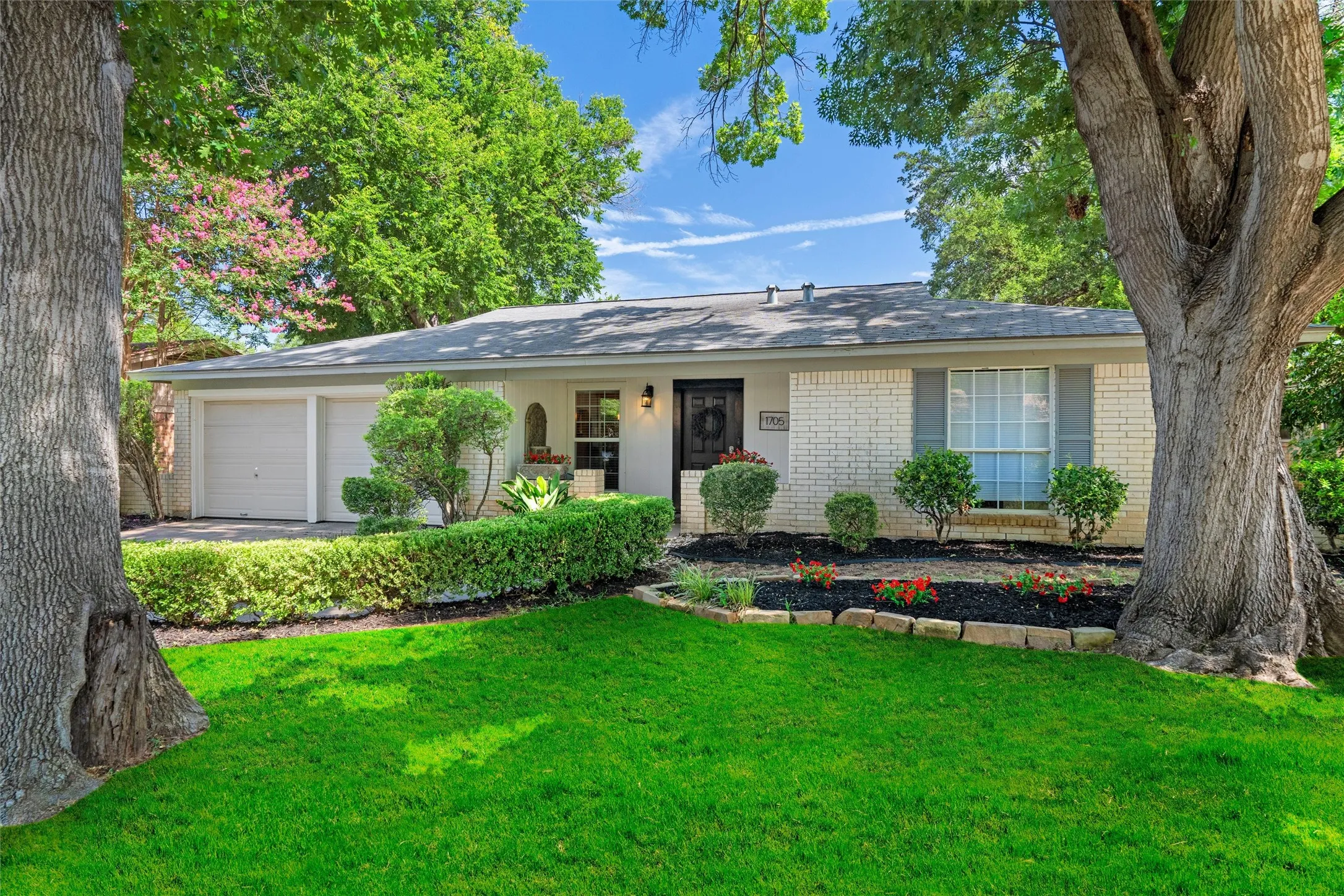 Single Family Residence For Sale in Tarrant County , 1705 Manchester Drive, Arlington, Texas 76012, 3 Bedroom, 2 Bathroom, 2 Garage spaces, 1,460 Sqft, built in 1968, mls#21295961, Real Estate Agent in Arlington, Homes For Sale in Tarrant county, Homes For Sale in Arlington, Realtor in Arlington Texas, Real Estate Brokerage Independent Realty Texas, Luminita Cordes Realtor