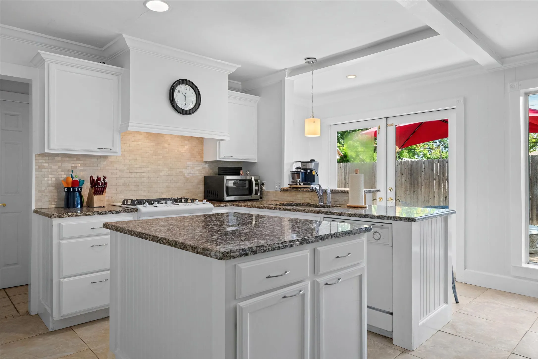 Single Family Residence For Sale in Tarrant County , 1705 Manchester Drive, Arlington, Texas 76012, 3 Bedroom, 2 Bathroom, 2 Garage spaces, 1,460 Sqft, built in 1968, mls#21295961, Real Estate Agent in Arlington, Homes For Sale in Tarrant county, Homes For Sale in Arlington, Realtor in Arlington Texas, Real Estate Brokerage Independent Realty Texas, Luminita Cordes Realtor