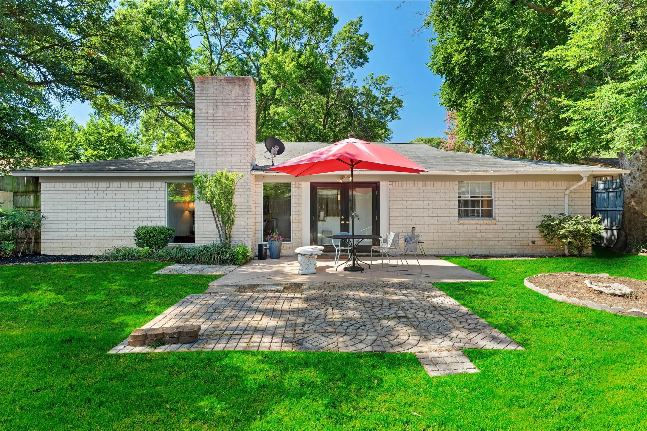 Single Family Residence For Sale in Tarrant County , 1705 Manchester Drive, Arlington, Texas 76012, 3 Bedroom, 2 Bathroom, 2 Garage spaces, 1,460 Sqft, built in 1968, mls#21295961, Real Estate Agent in Arlington, Homes For Sale in Tarrant county, Homes For Sale in Arlington, Realtor in Arlington Texas, Real Estate Brokerage Independent Realty Texas, Luminita Cordes Realtor