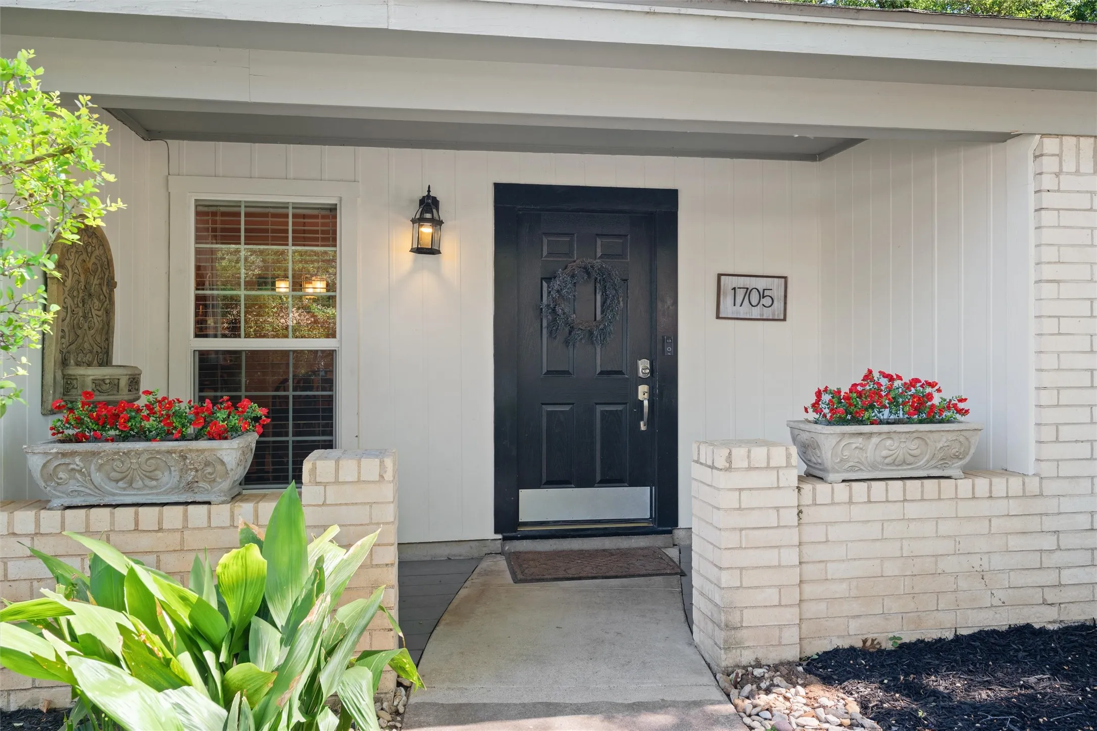 Single Family Residence For Sale in Tarrant County , 1705 Manchester Drive, Arlington, Texas 76012, 3 Bedroom, 2 Bathroom, 2 Garage spaces, 1,460 Sqft, built in 1968, mls#21295961, Real Estate Agent in Arlington, Homes For Sale in Tarrant county, Homes For Sale in Arlington, Realtor in Arlington Texas, Real Estate Brokerage Independent Realty Texas, Luminita Cordes Realtor