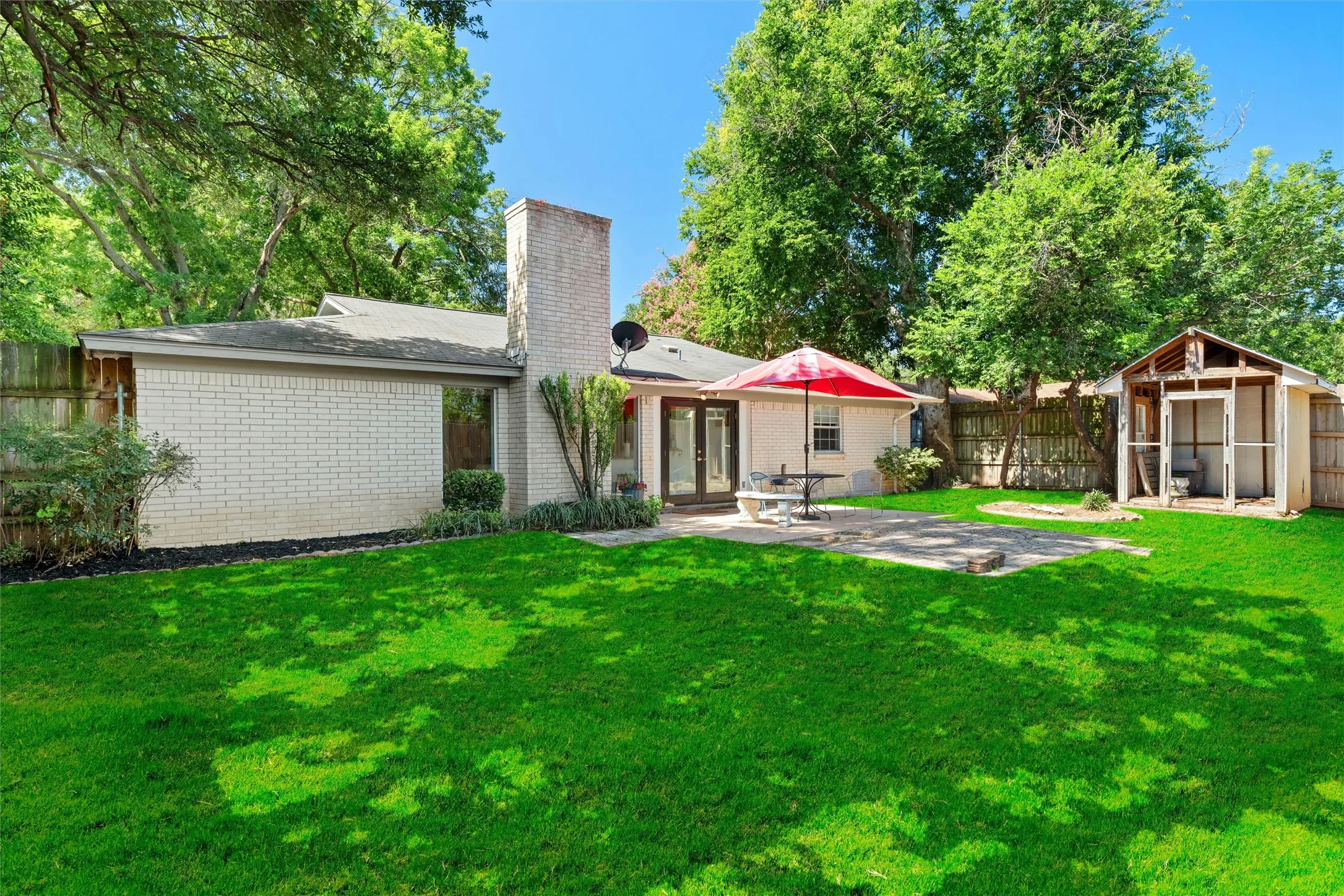 Single Family Residence For Sale in Tarrant County , 1705 Manchester Drive, Arlington, Texas 76012, 3 Bedroom, 2 Bathroom, 2 Garage spaces, 1,460 Sqft, built in 1968, mls#21295961, Real Estate Agent in Arlington, Homes For Sale in Tarrant county, Homes For Sale in Arlington, Realtor in Arlington Texas, Real Estate Brokerage Independent Realty Texas, Luminita Cordes Realtor