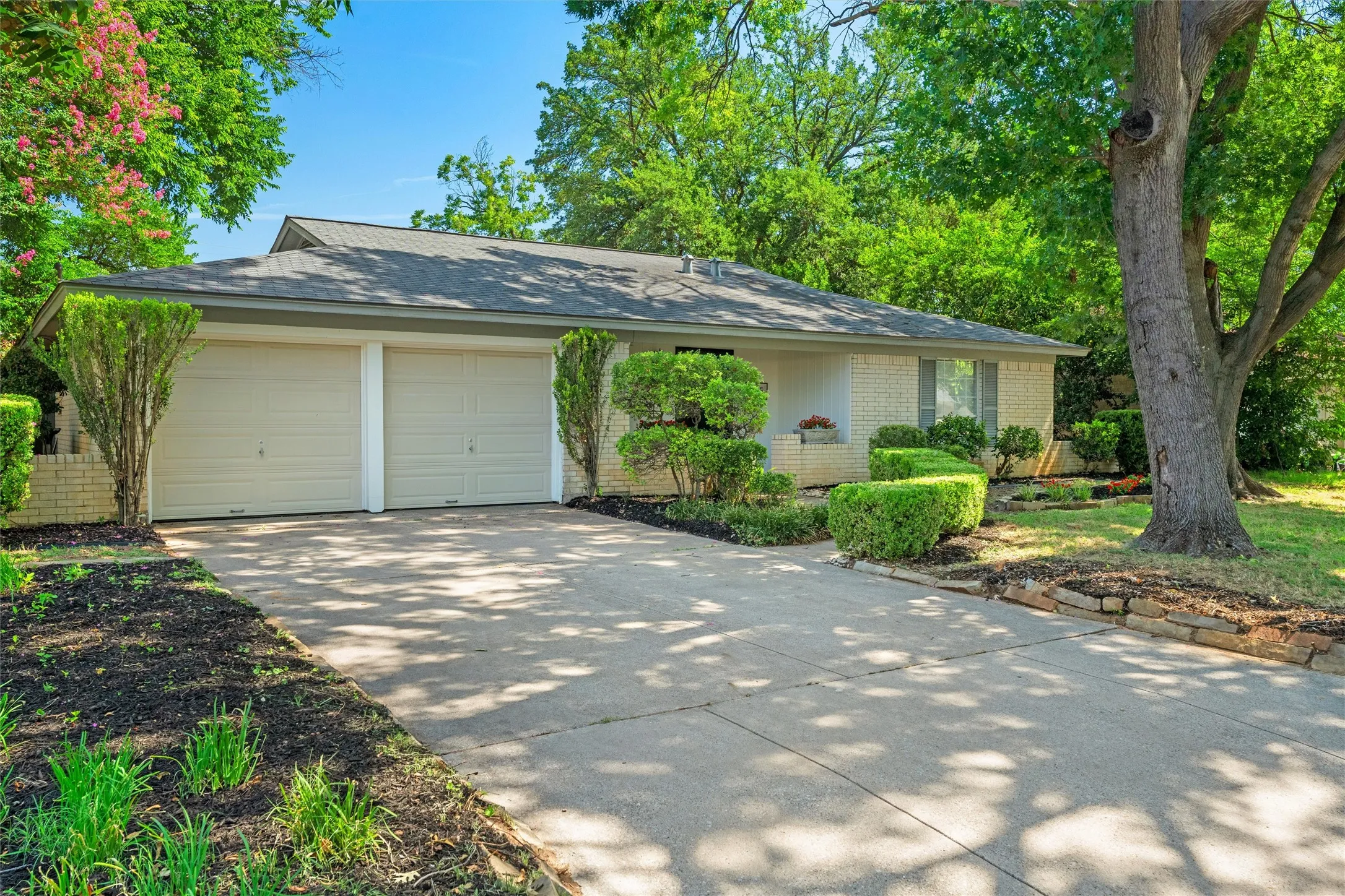 Single Family Residence For Sale in Tarrant County , 1705 Manchester Drive, Arlington, Texas 76012, 3 Bedroom, 2 Bathroom, 2 Garage spaces, 1,460 Sqft, built in 1968, mls#21295961, Real Estate Agent in Arlington, Homes For Sale in Tarrant county, Homes For Sale in Arlington, Realtor in Arlington Texas, Real Estate Brokerage Independent Realty Texas, Luminita Cordes Realtor