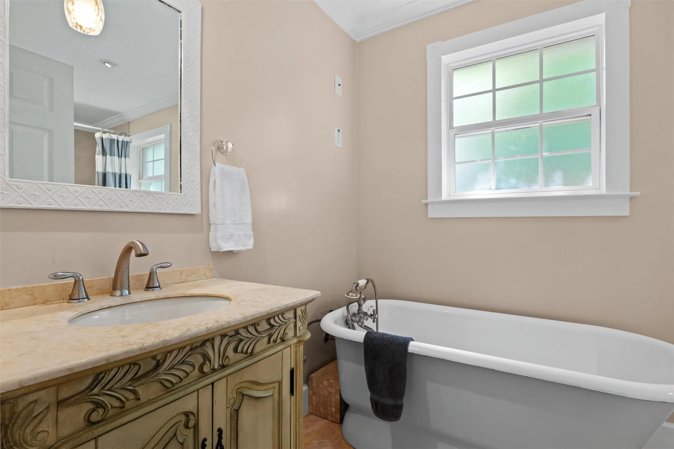 Single Family Residence For Sale in Tarrant County , 1705 Manchester Drive, Arlington, Texas 76012, 3 Bedroom, 2 Bathroom, 2 Garage spaces, 1,460 Sqft, built in 1968, mls#21295961, Real Estate Agent in Arlington, Homes For Sale in Tarrant county, Homes For Sale in Arlington, Realtor in Arlington Texas, Real Estate Brokerage Independent Realty Texas, Luminita Cordes Realtor
