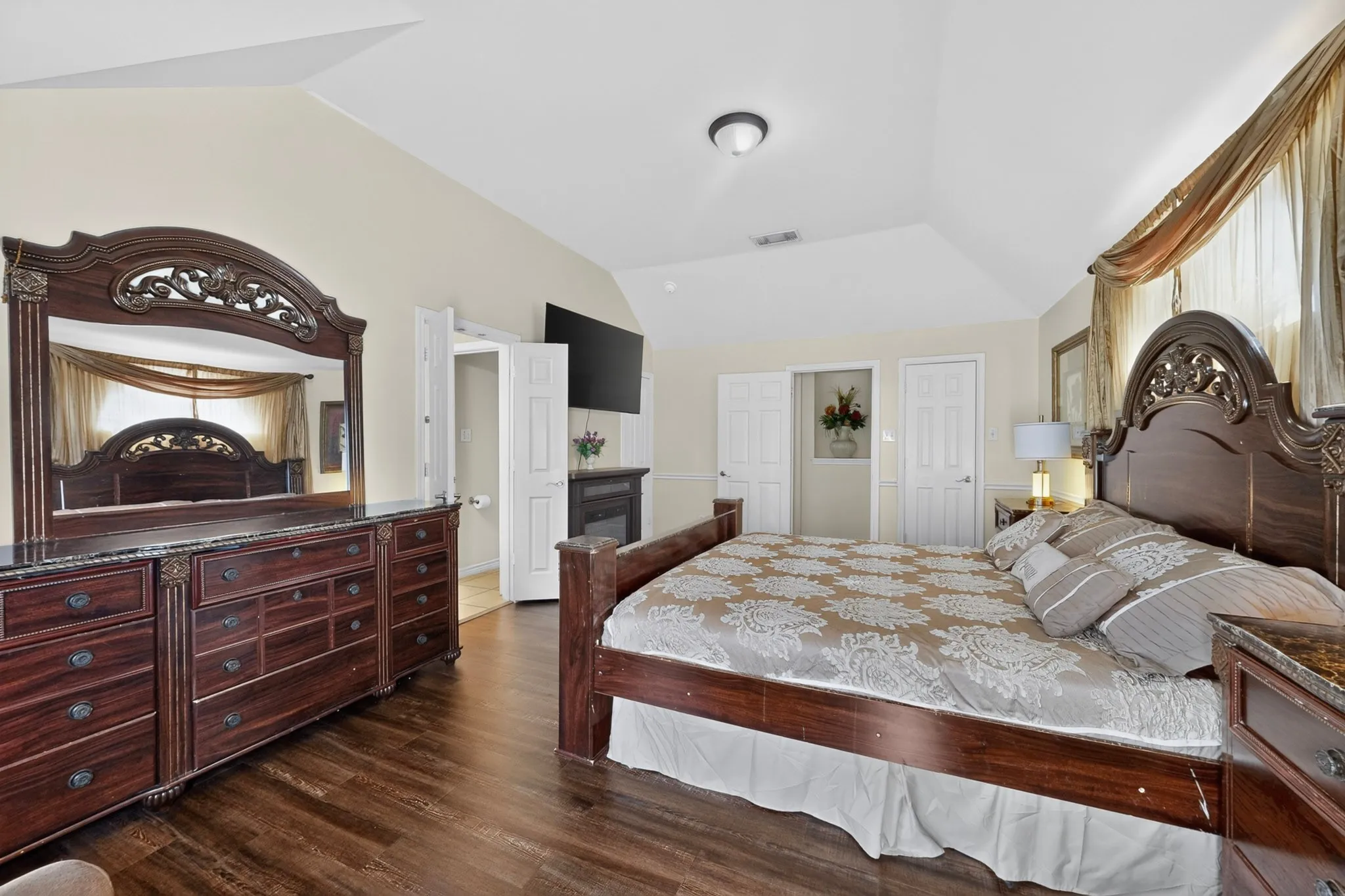 Single Family Residence For Sale in Dallas County , 2201 Trickling Creek Drive, Garland, Texas 75041, 4 Bedroom, 2 Bathroom, 2 Garage spaces, 2,350 Sqft, built in 2007, mls#21319355, Real Estate Agent in Garland, Homes For Sale in Dallas county, Homes For Sale in Garland, Realtor in Garland Texas, Real Estate Brokerage Independent Realty Texas, Luminita Cordes Realtor