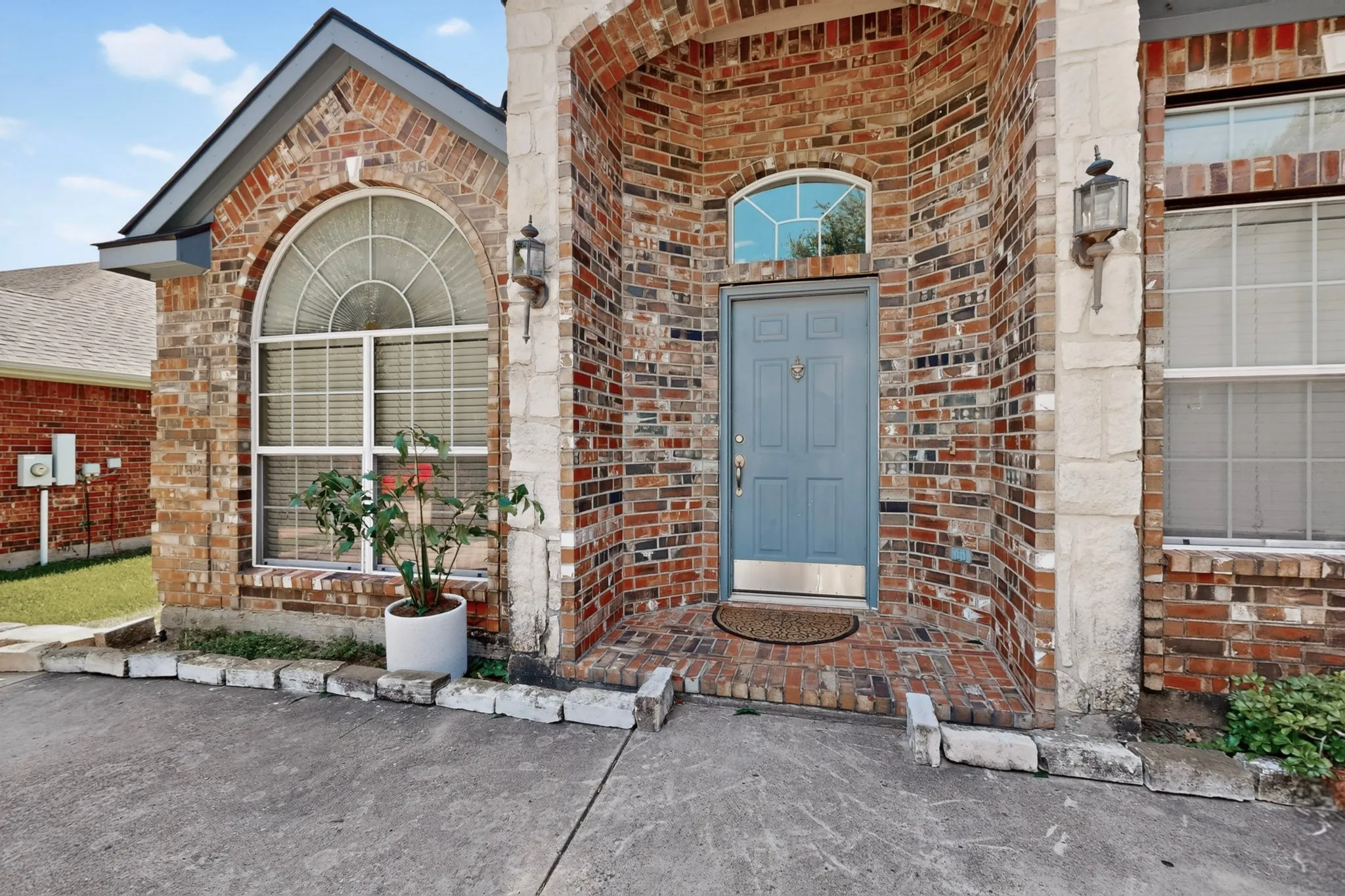 Single Family Residence For Sale in Dallas County , 2201 Trickling Creek Drive, Garland, Texas 75041, 4 Bedroom, 2 Bathroom, 2 Garage spaces, 2,350 Sqft, built in 2007, mls#21319355, Real Estate Agent in Garland, Homes For Sale in Dallas county, Homes For Sale in Garland, Realtor in Garland Texas, Real Estate Brokerage Independent Realty Texas, Luminita Cordes Realtor