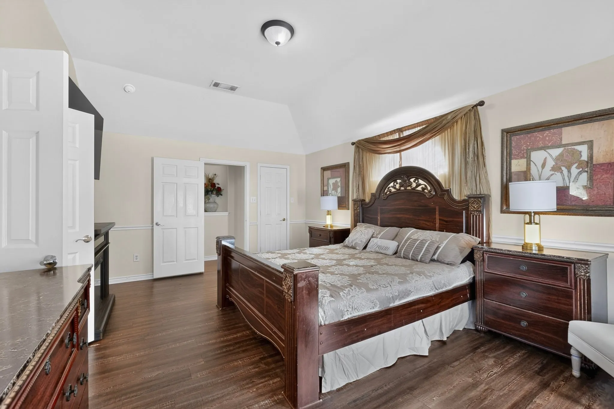 Single Family Residence For Sale in Dallas County , 2201 Trickling Creek Drive, Garland, Texas 75041, 4 Bedroom, 2 Bathroom, 2 Garage spaces, 2,350 Sqft, built in 2007, mls#21319355, Real Estate Agent in Garland, Homes For Sale in Dallas county, Homes For Sale in Garland, Realtor in Garland Texas, Real Estate Brokerage Independent Realty Texas, Luminita Cordes Realtor