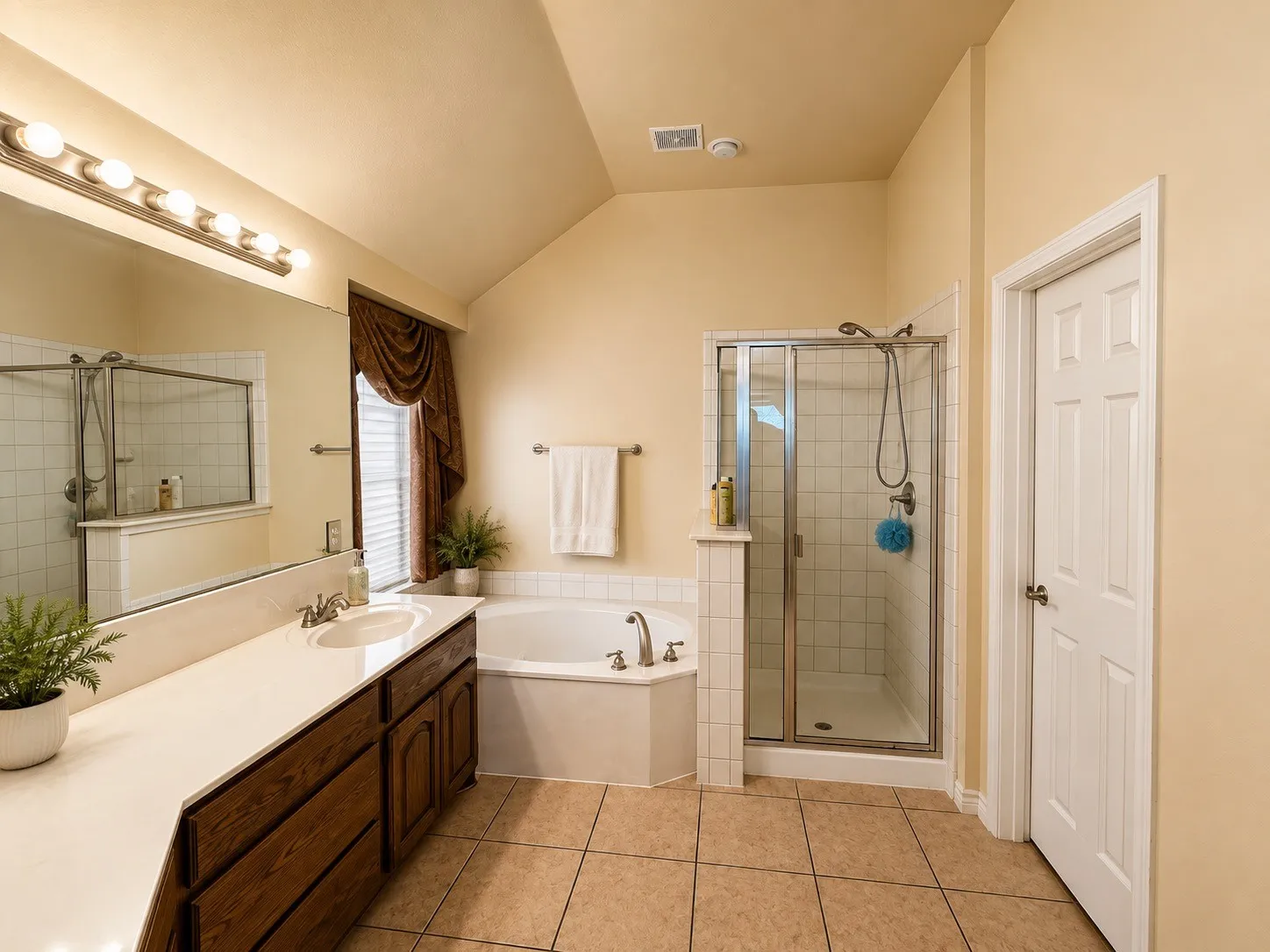 Dual vanity with integrated sinks and a large mirror