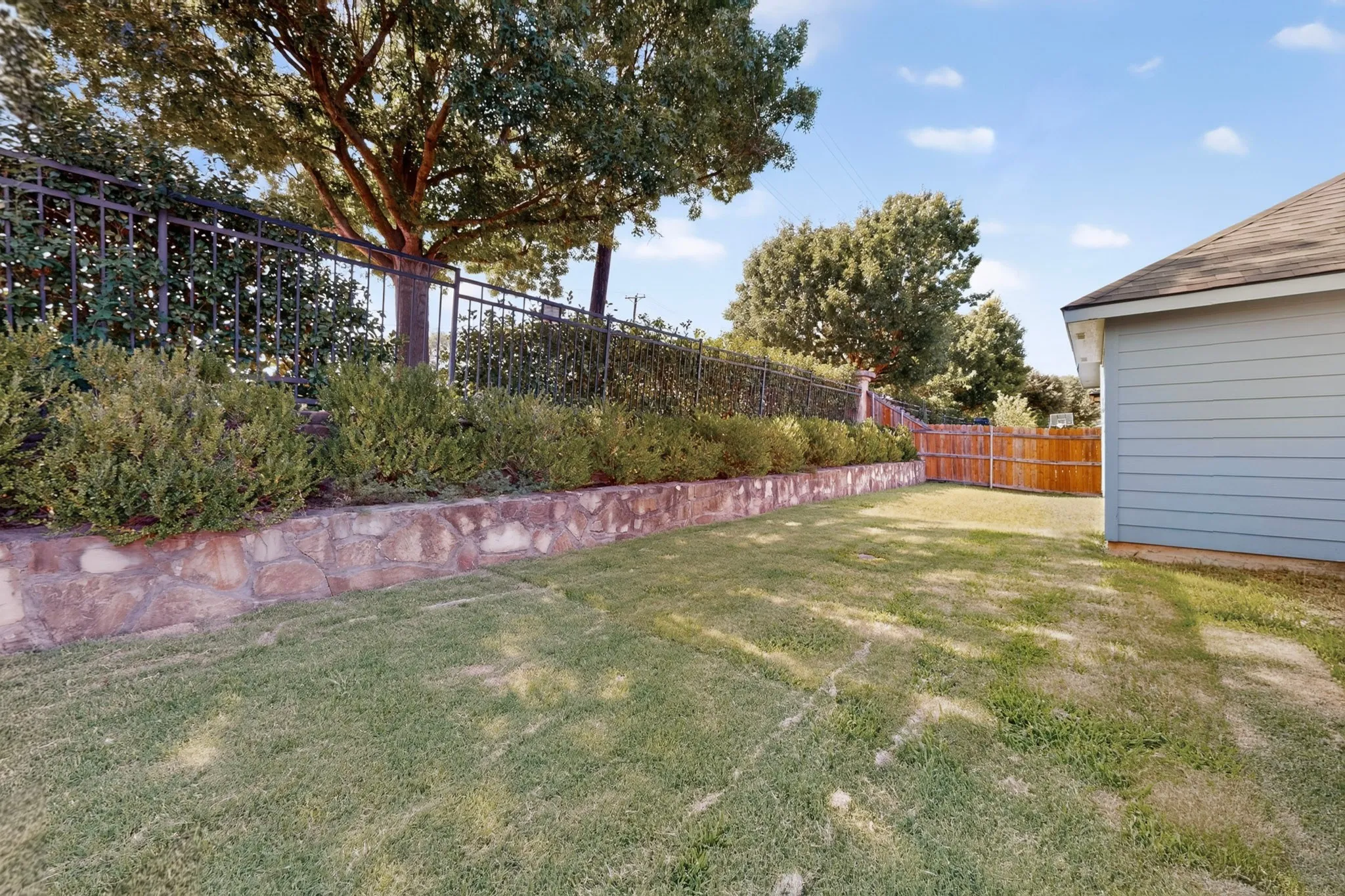Single Family Residence For Sale in Dallas County , 2201 Trickling Creek Drive, Garland, Texas 75041, 4 Bedroom, 2 Bathroom, 2 Garage spaces, 2,350 Sqft, built in 2007, mls#21319355, Real Estate Agent in Garland, Homes For Sale in Dallas county, Homes For Sale in Garland, Realtor in Garland Texas, Real Estate Brokerage Independent Realty Texas, Luminita Cordes Realtor